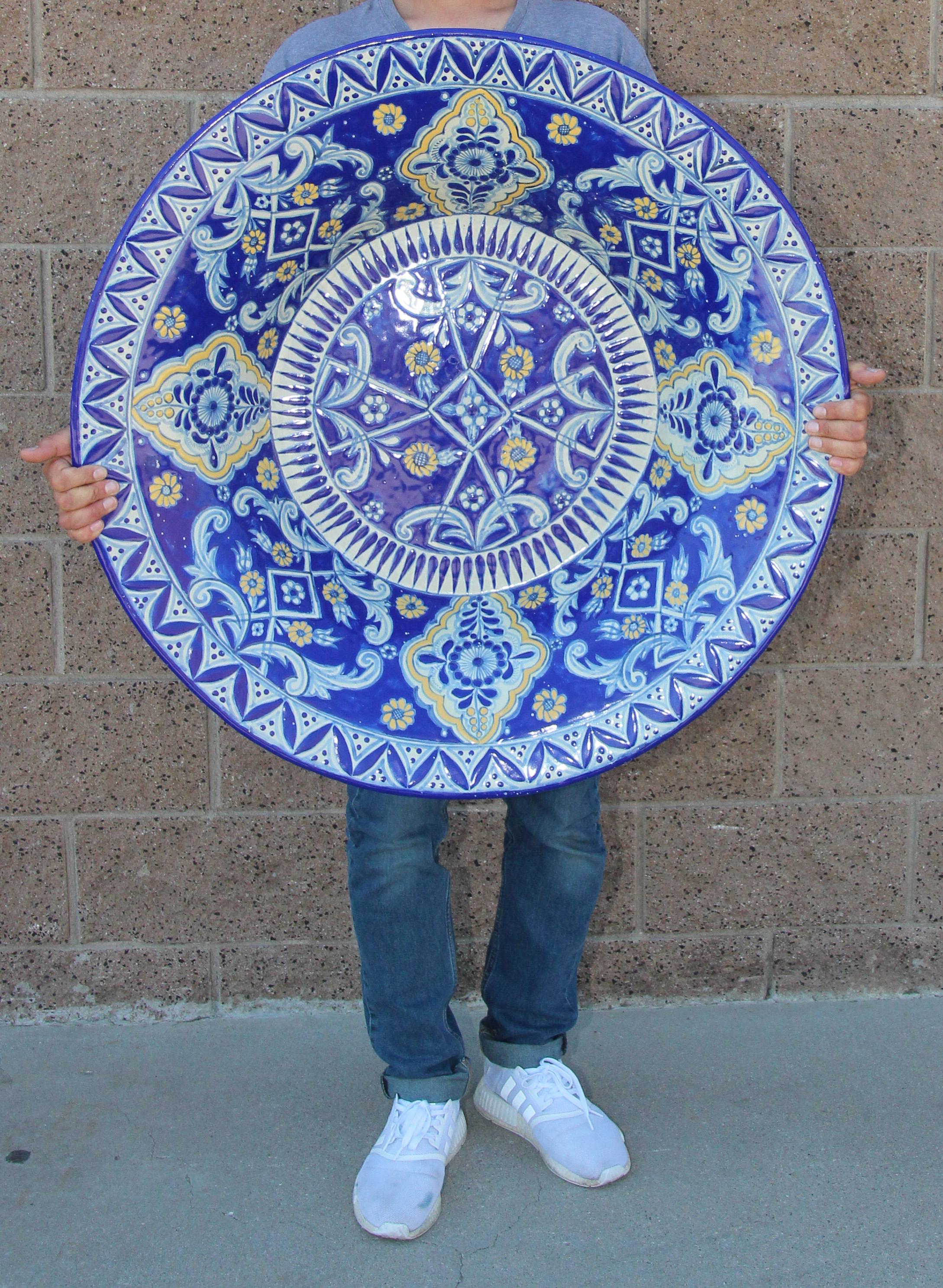 Übergroße blau-weiße mexikanische Talavera-Keramikschale aus glasierter Keramik im Angebot 11