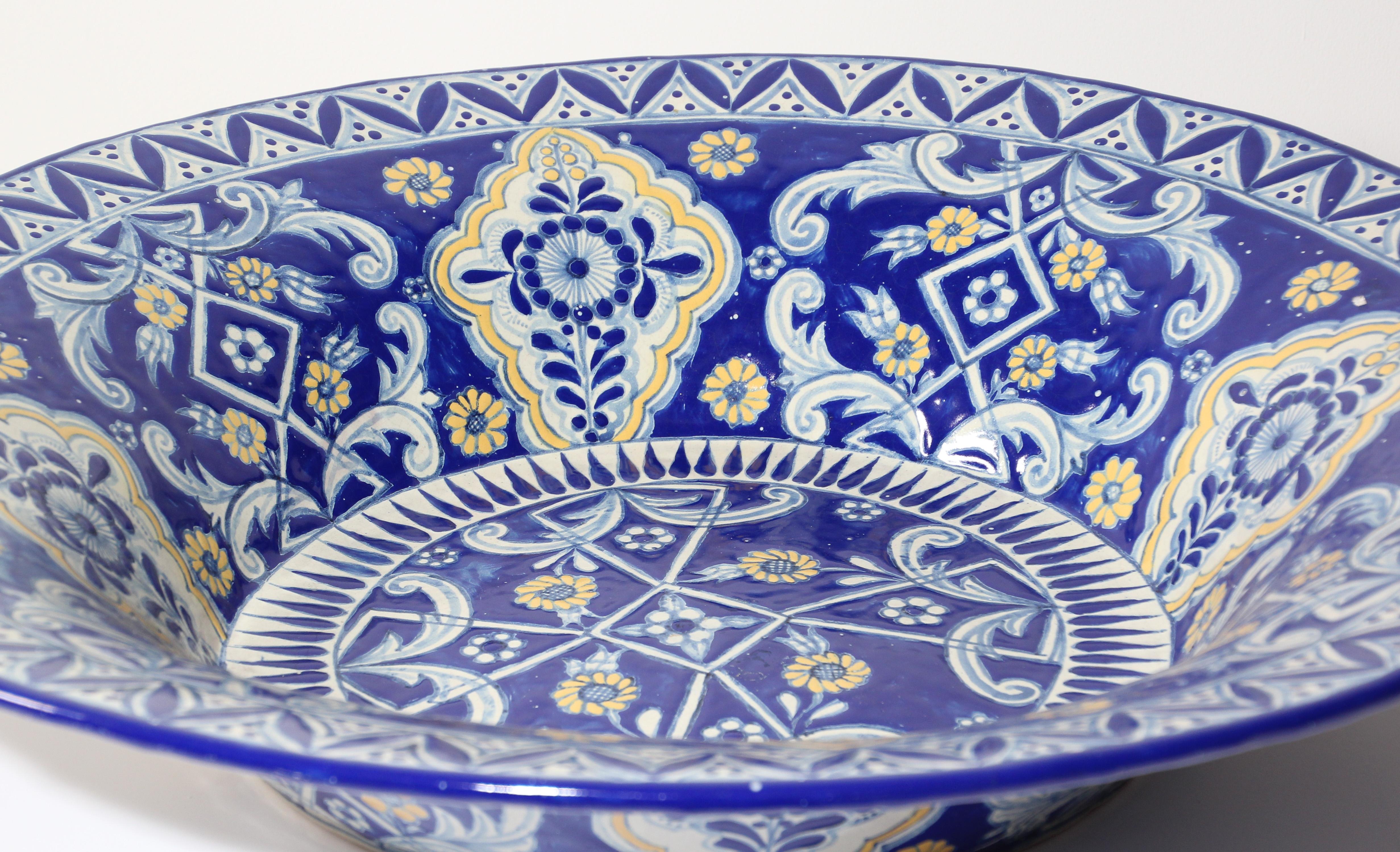 Übergroße blau-weiße mexikanische Talavera-Keramikschale aus glasierter Keramik (Volkskunst) im Angebot