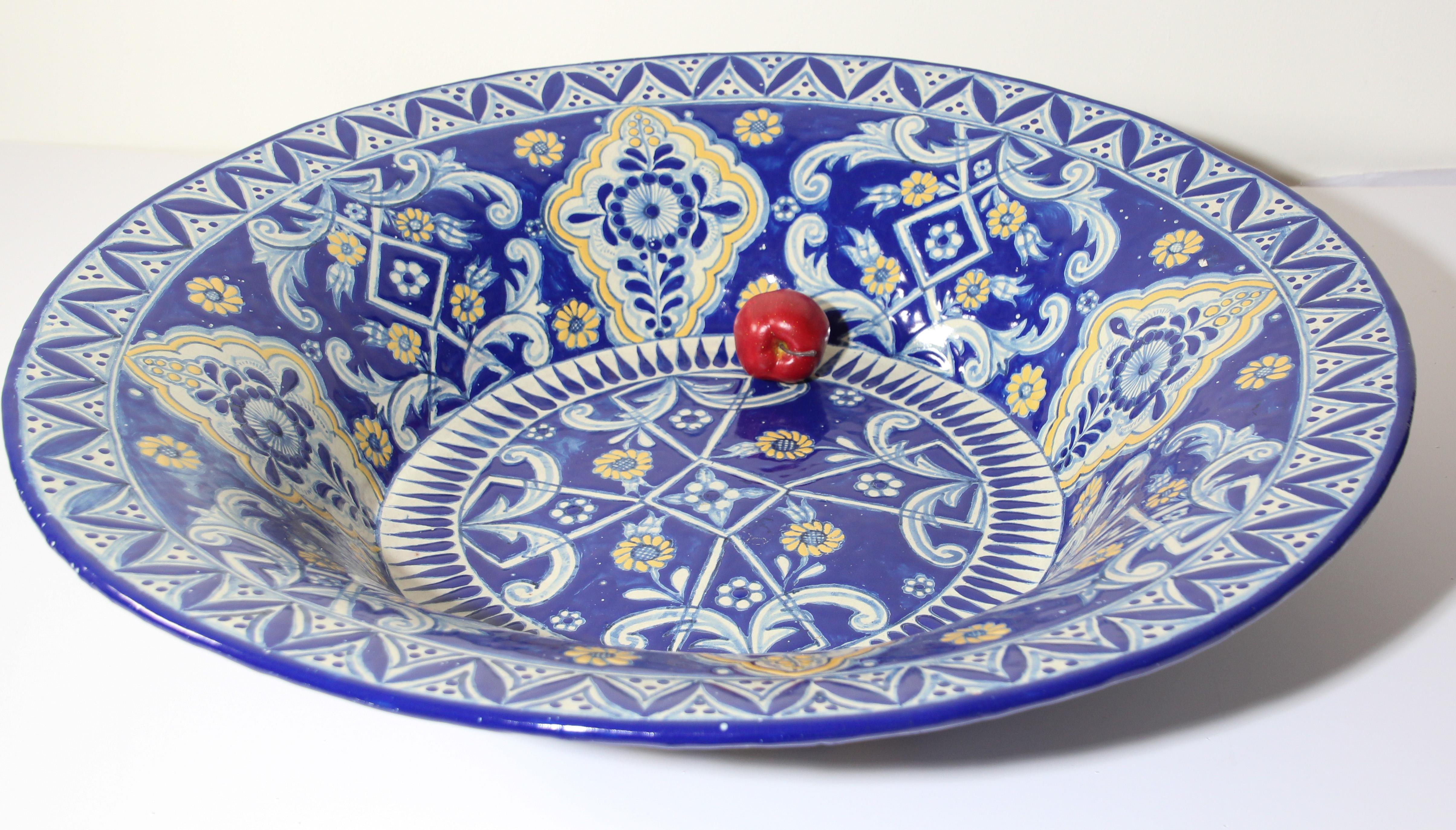 Authentic oversized very fine blue and white Mexican Talavera de la Reina glazed ceramic bowl.
Huge blue and white Mexican Talavera pottery handcrafted and hand painted with floral designs in shades of blues and yellow.
Hand-painted top and