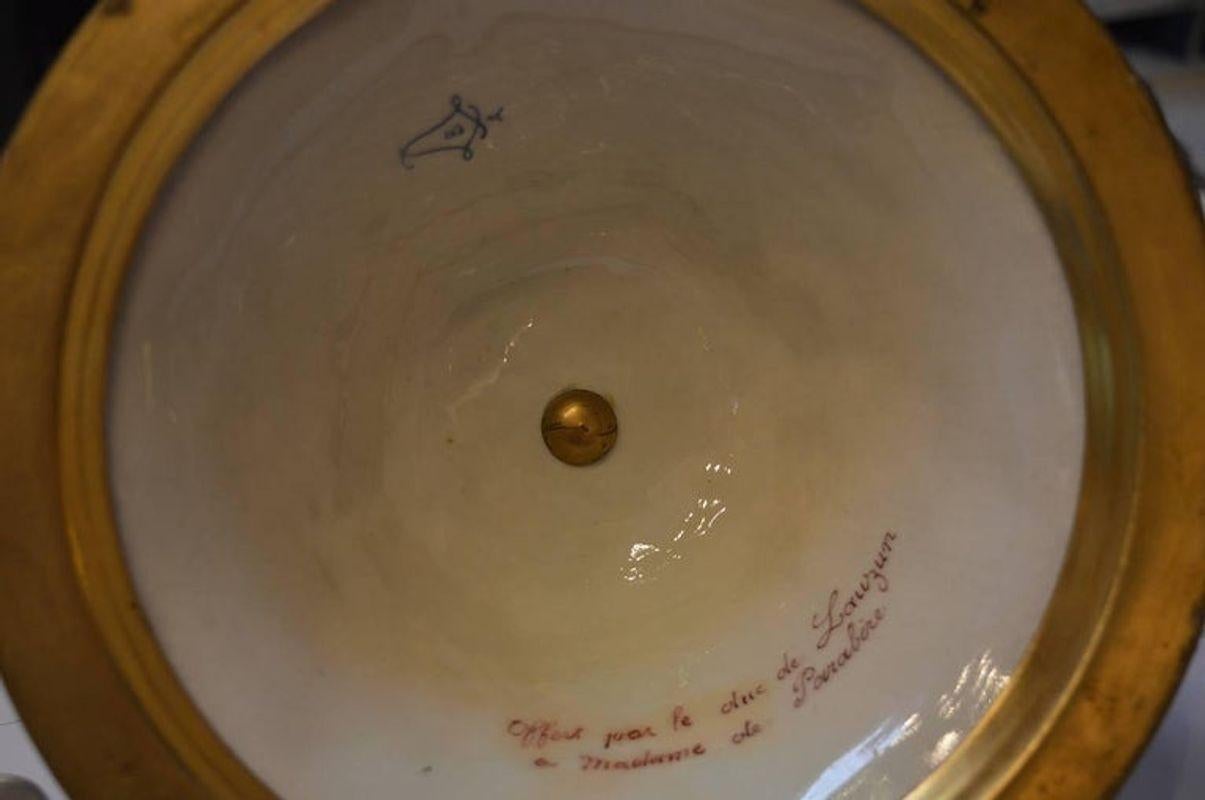Vaso con coperchio di Sevres oversize blu reale dipinto a mano in vendita 4