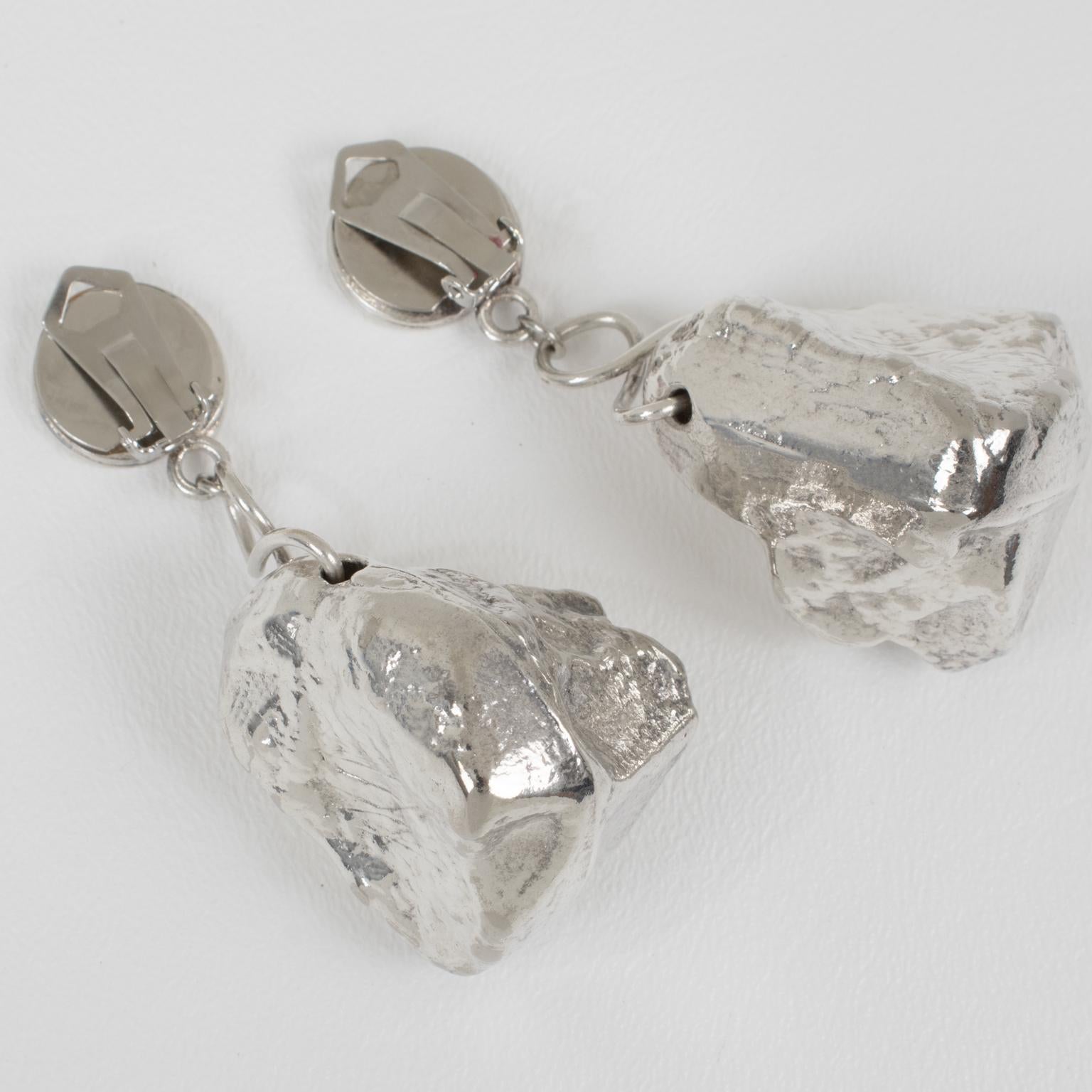 Oversized Brutalist Silver Plate Dangle Clip Earrings In Excellent Condition For Sale In Atlanta, GA