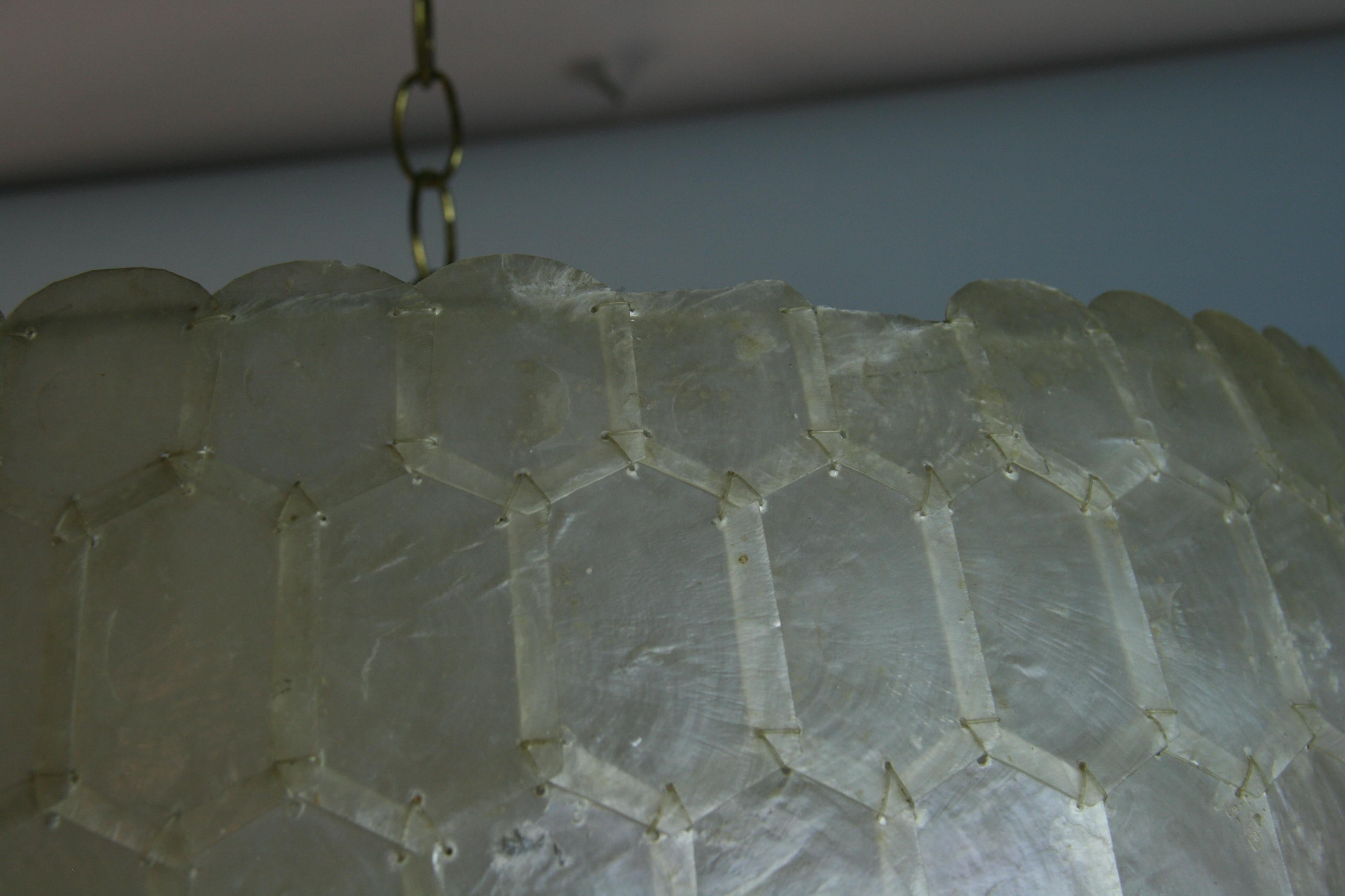 Milieu du XXe siècle Pendentif Capiz Shell surdimensionné  / Lampe de lanterne en vente