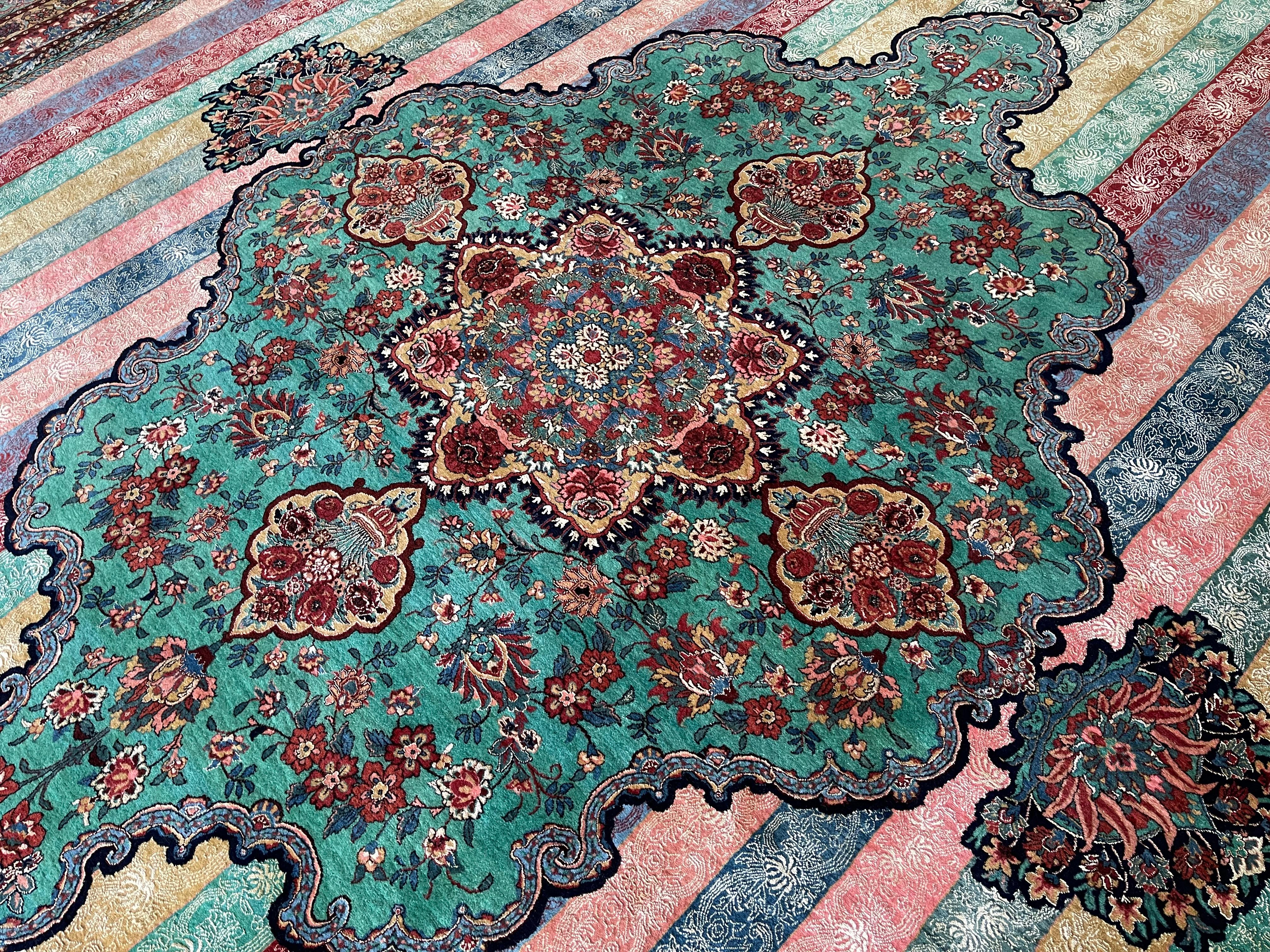 Übergroßer gestreifter Teppich, feiner, exklusiver, handgefertigter Kurdischer Teppich aus Wolle und Seide  im Angebot 2