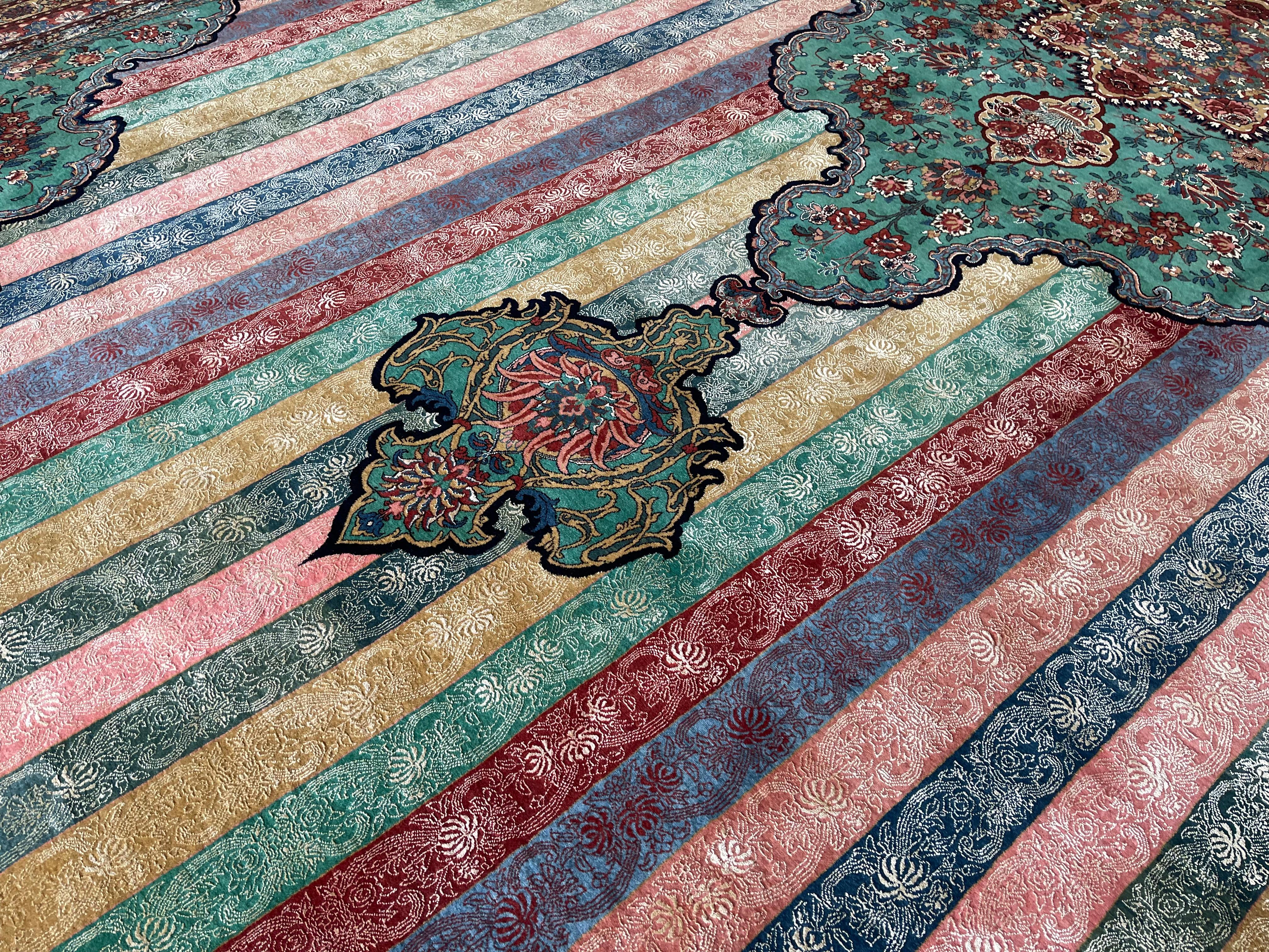 Übergroßer gestreifter Teppich, feiner, exklusiver, handgefertigter Kurdischer Teppich aus Wolle und Seide  im Angebot 9
