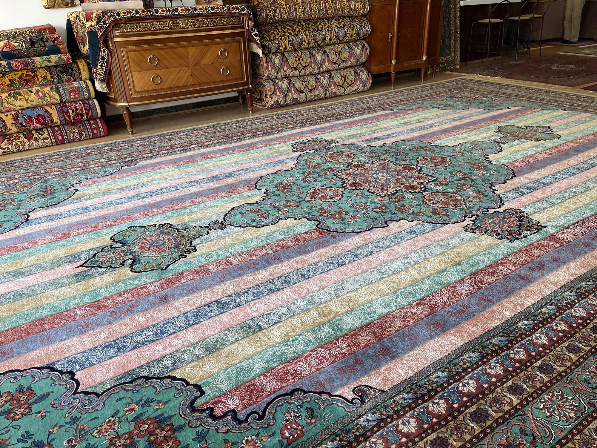 Übergroßer gestreifter Teppich, feiner, exklusiver, handgefertigter Kurdischer Teppich aus Wolle und Seide  im Angebot 11