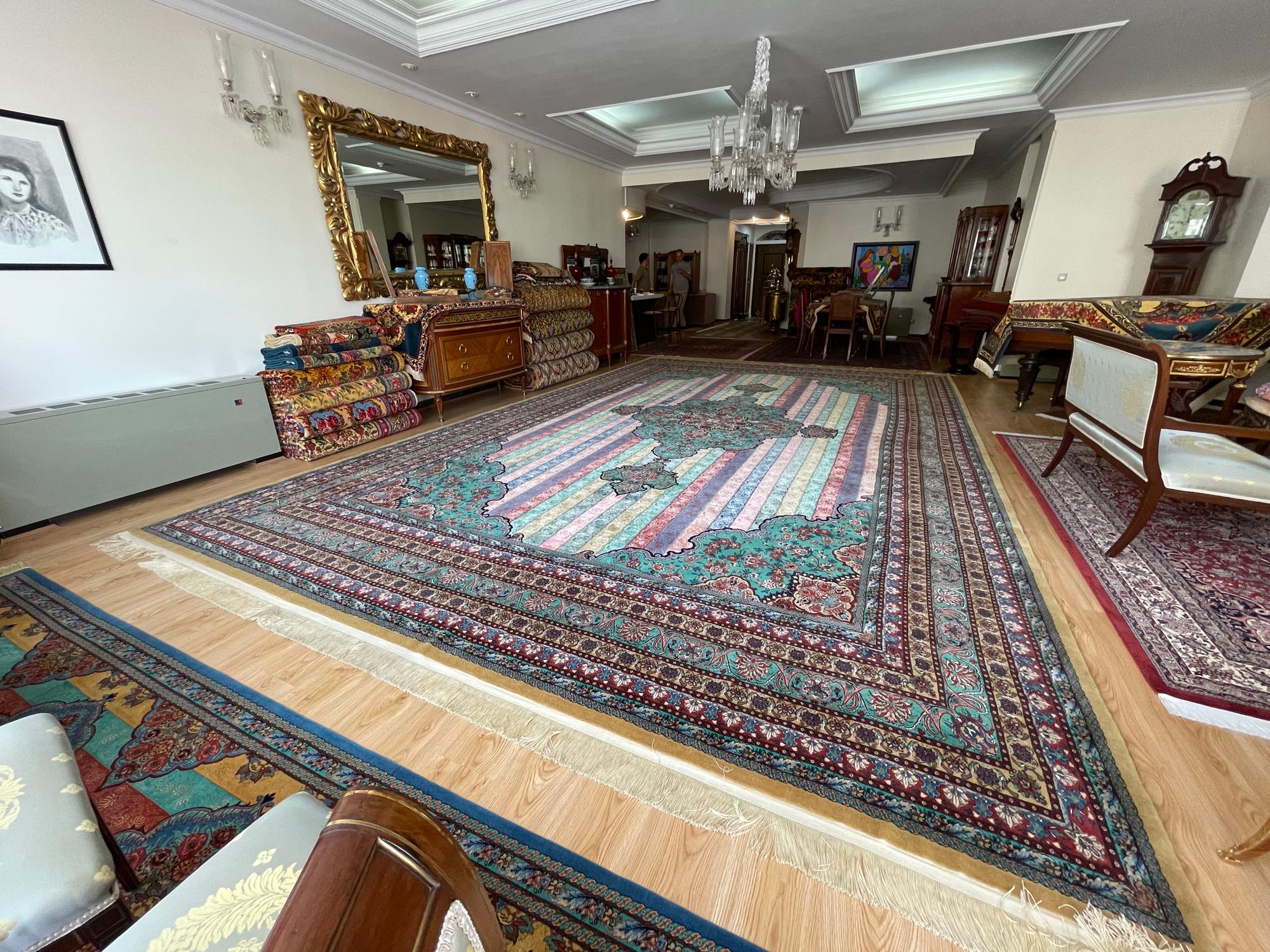Übergroßer gestreifter Teppich, feiner, exklusiver, handgefertigter Kurdischer Teppich aus Wolle und Seide  (Persisch) im Angebot