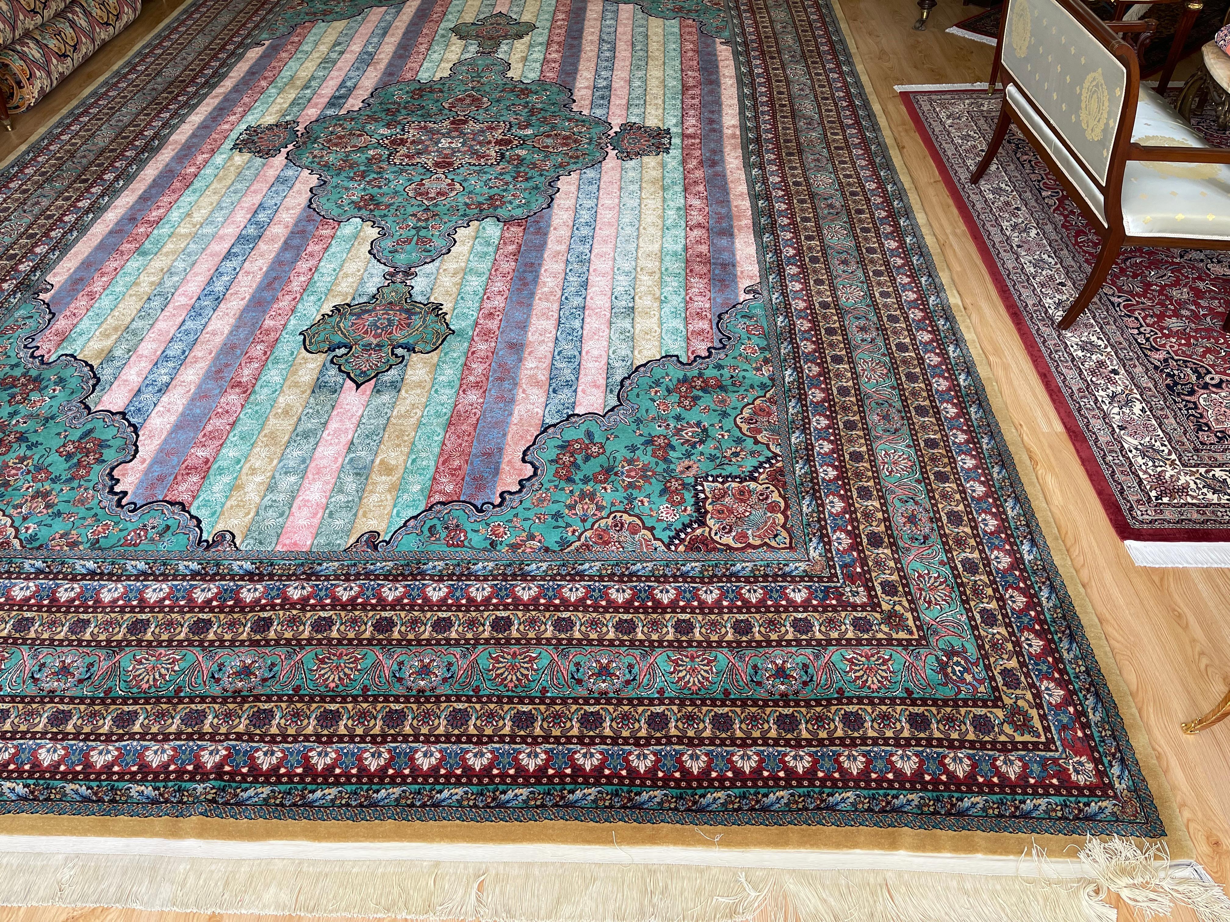 Übergroßer gestreifter Teppich, feiner, exklusiver, handgefertigter Kurdischer Teppich aus Wolle und Seide  (21. Jahrhundert und zeitgenössisch) im Angebot