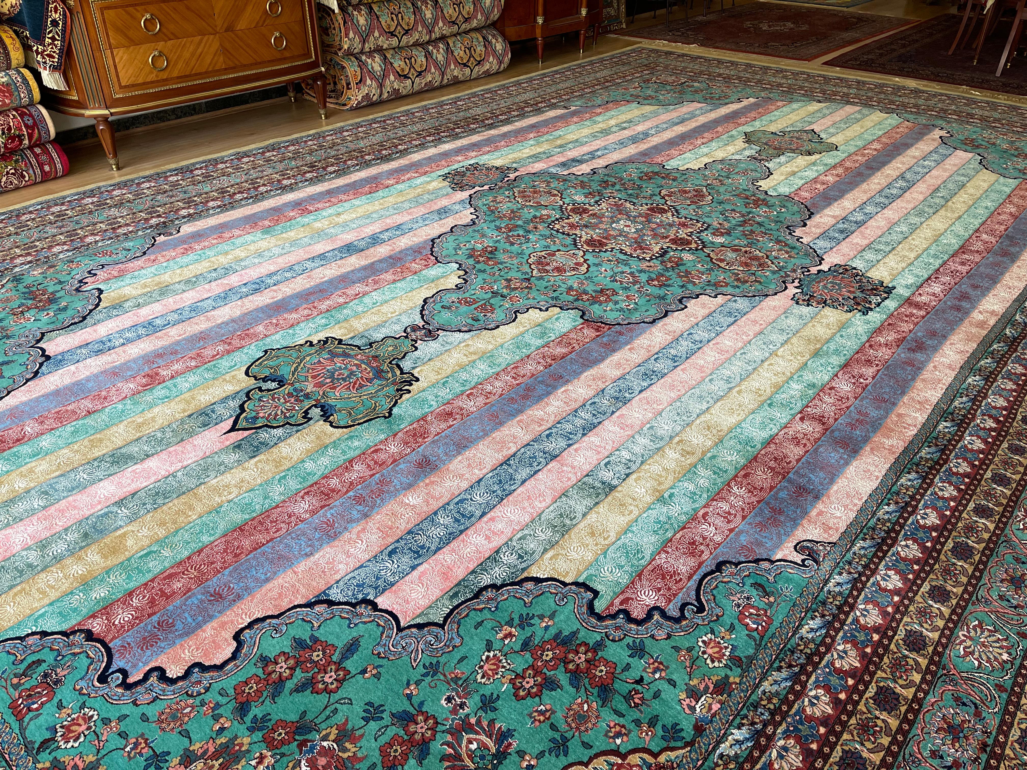 Übergroßer gestreifter Teppich, feiner, exklusiver, handgefertigter Kurdischer Teppich aus Wolle und Seide  (Organisches Material) im Angebot