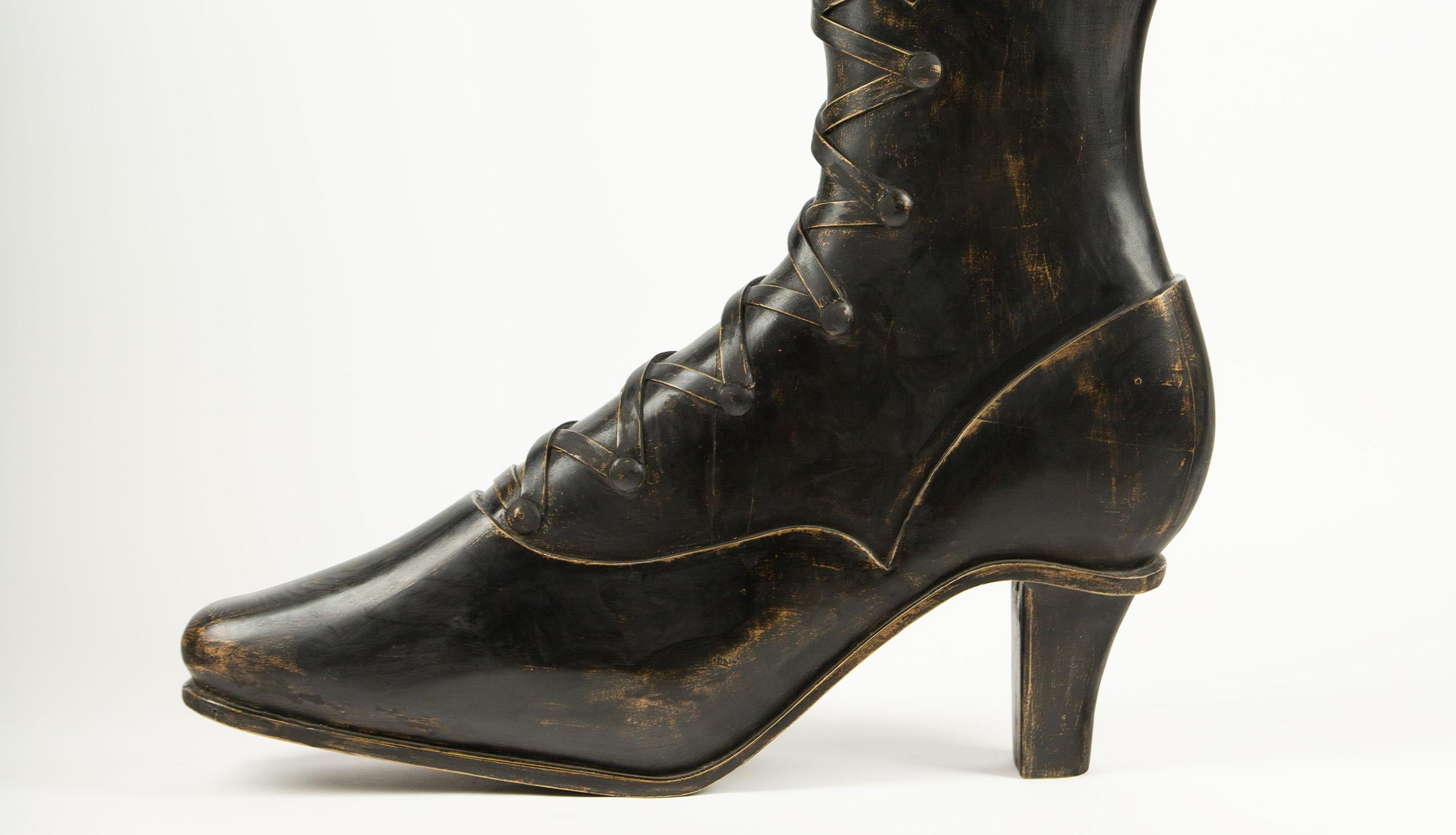 Letrero de comercio de botas tallado sobredimensionado, principios del siglo XX un letrero de zapatero llamativo Metal en venta