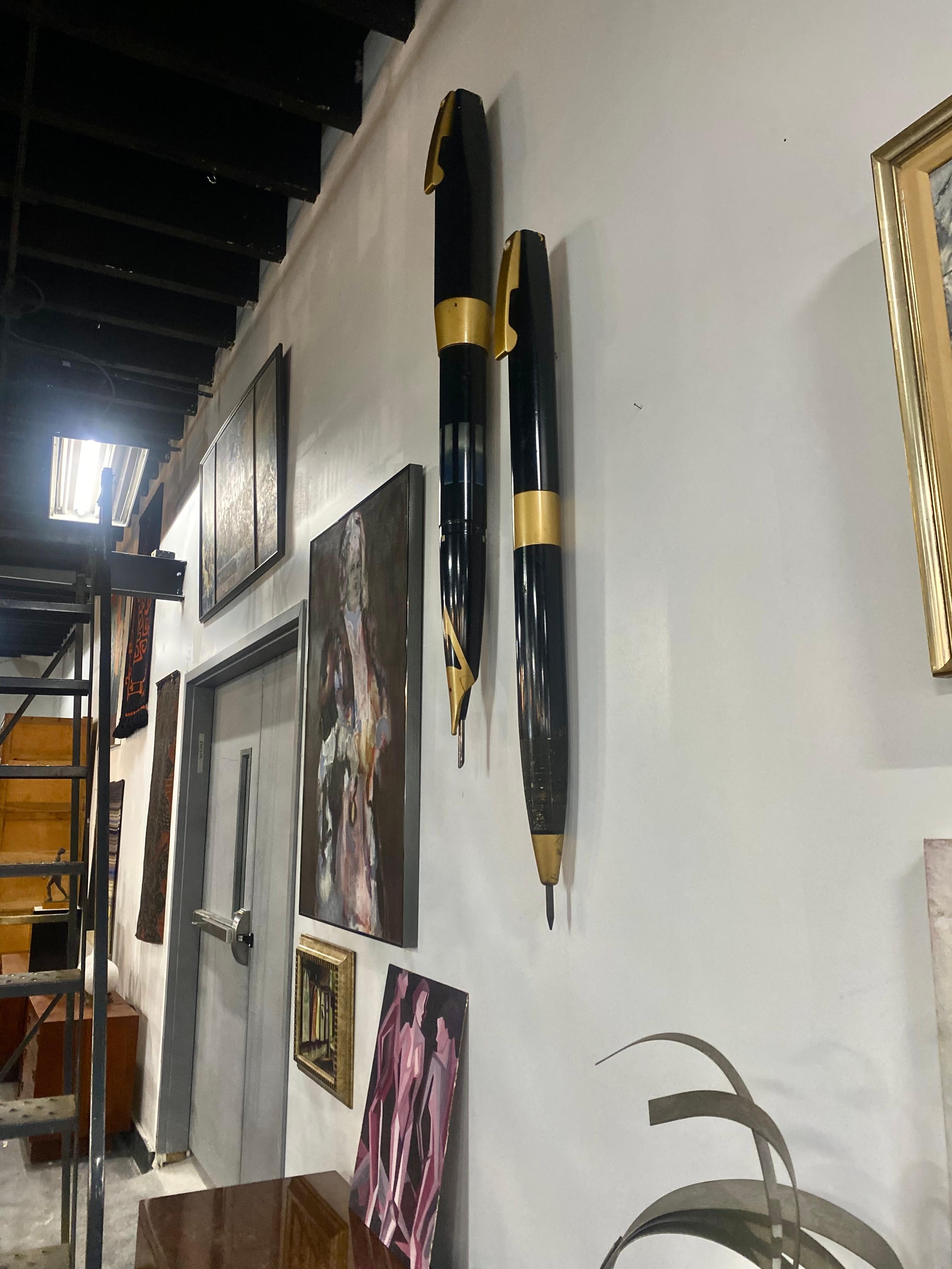 ¡Asombroso! Expositor sobredimensionado de madera tallada y pintada para pluma estilográfica Sheaffer , Venta de dos plumas. Uno de 5