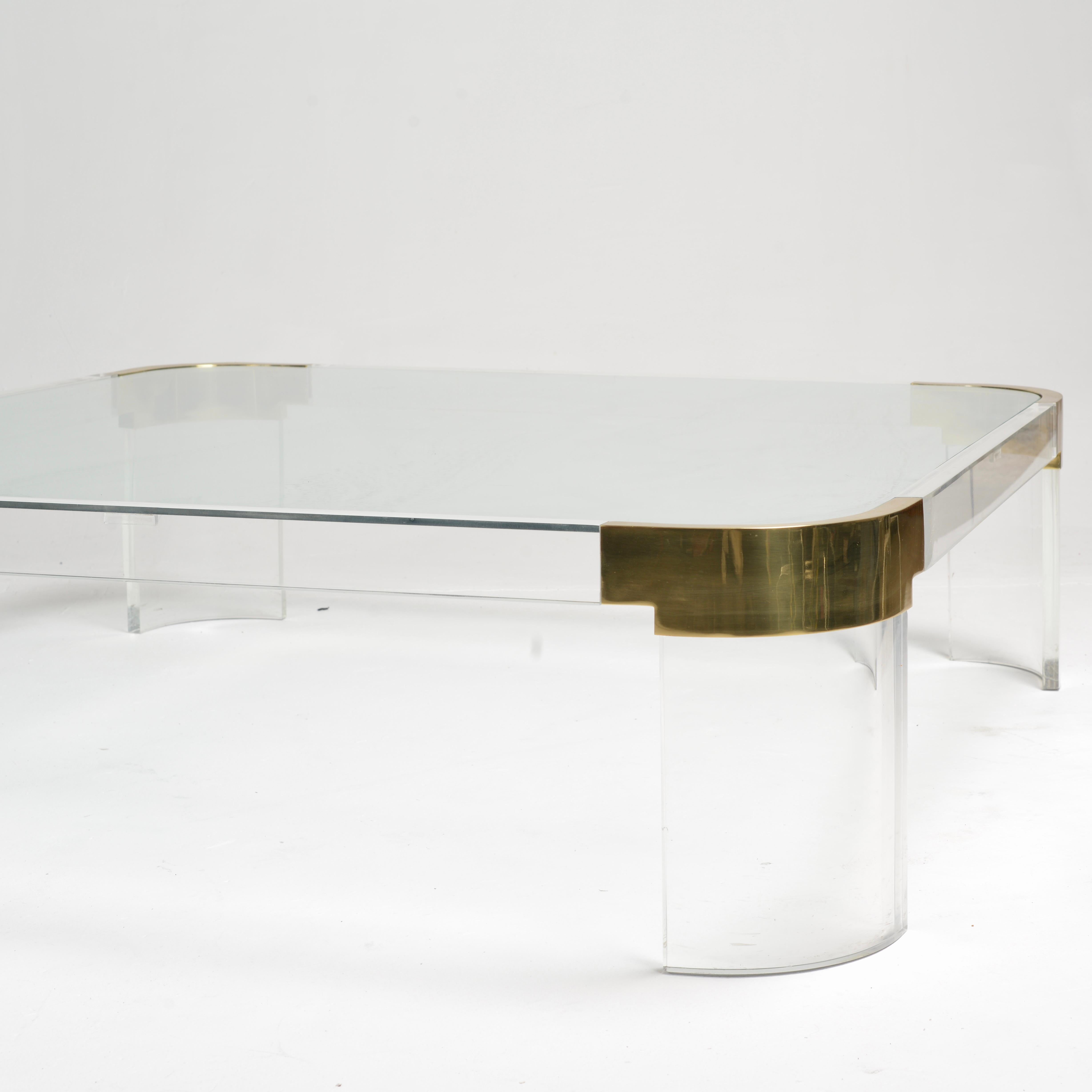 Table basse surdimensionnée en Lucite et verre 