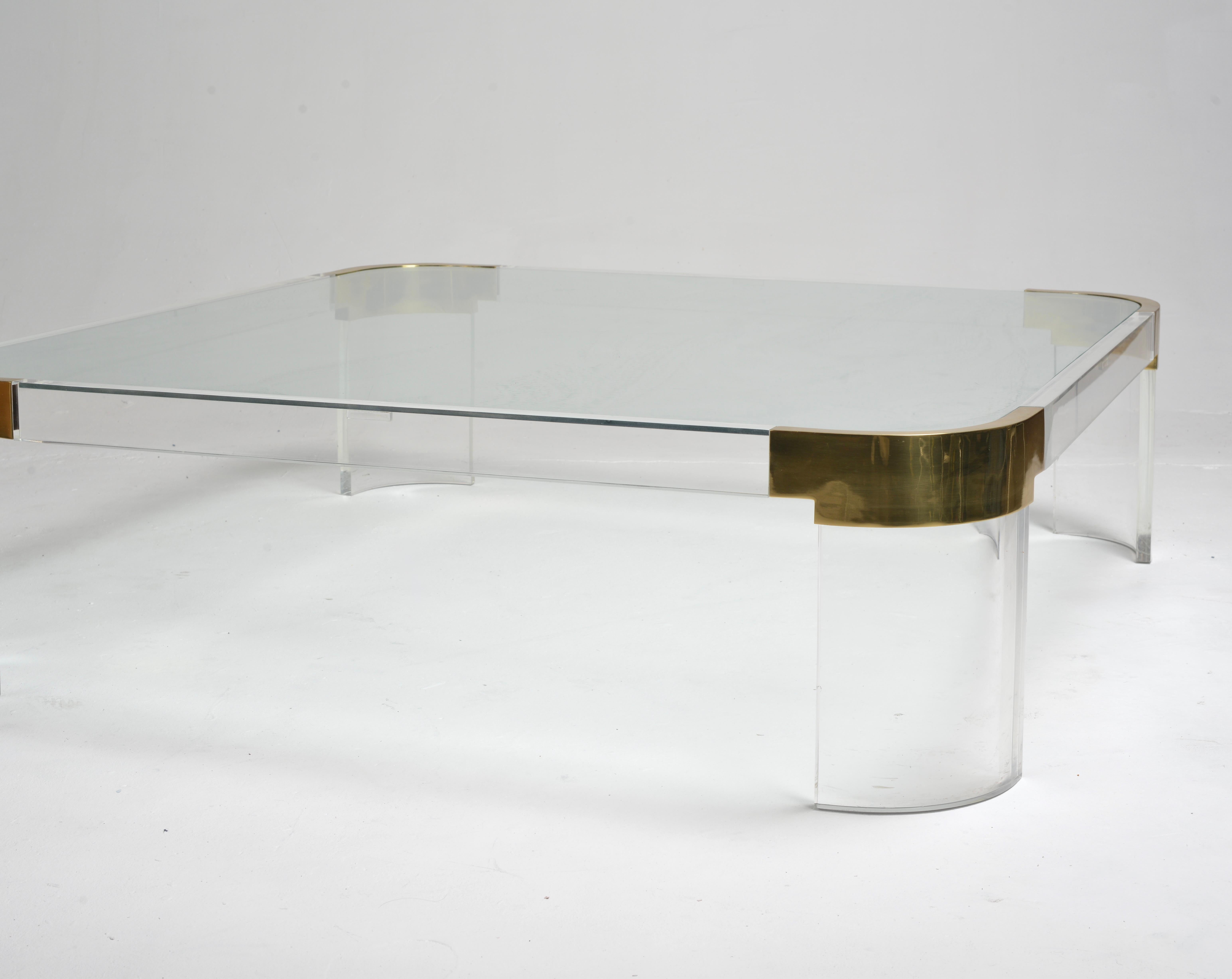 Table basse surdimensionnée en Lucite et verre 