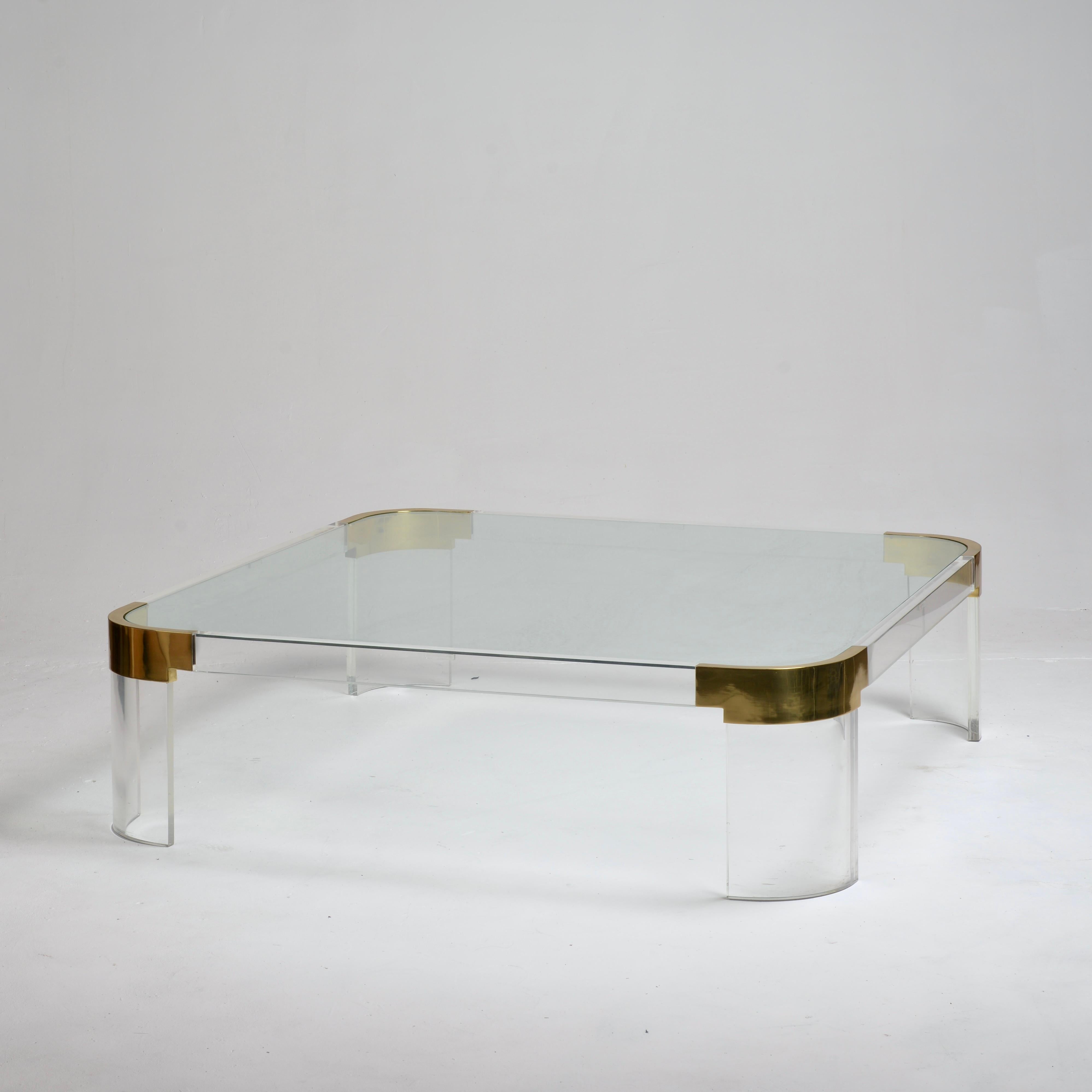 Table basse surdimensionnée en Lucite et verre 
