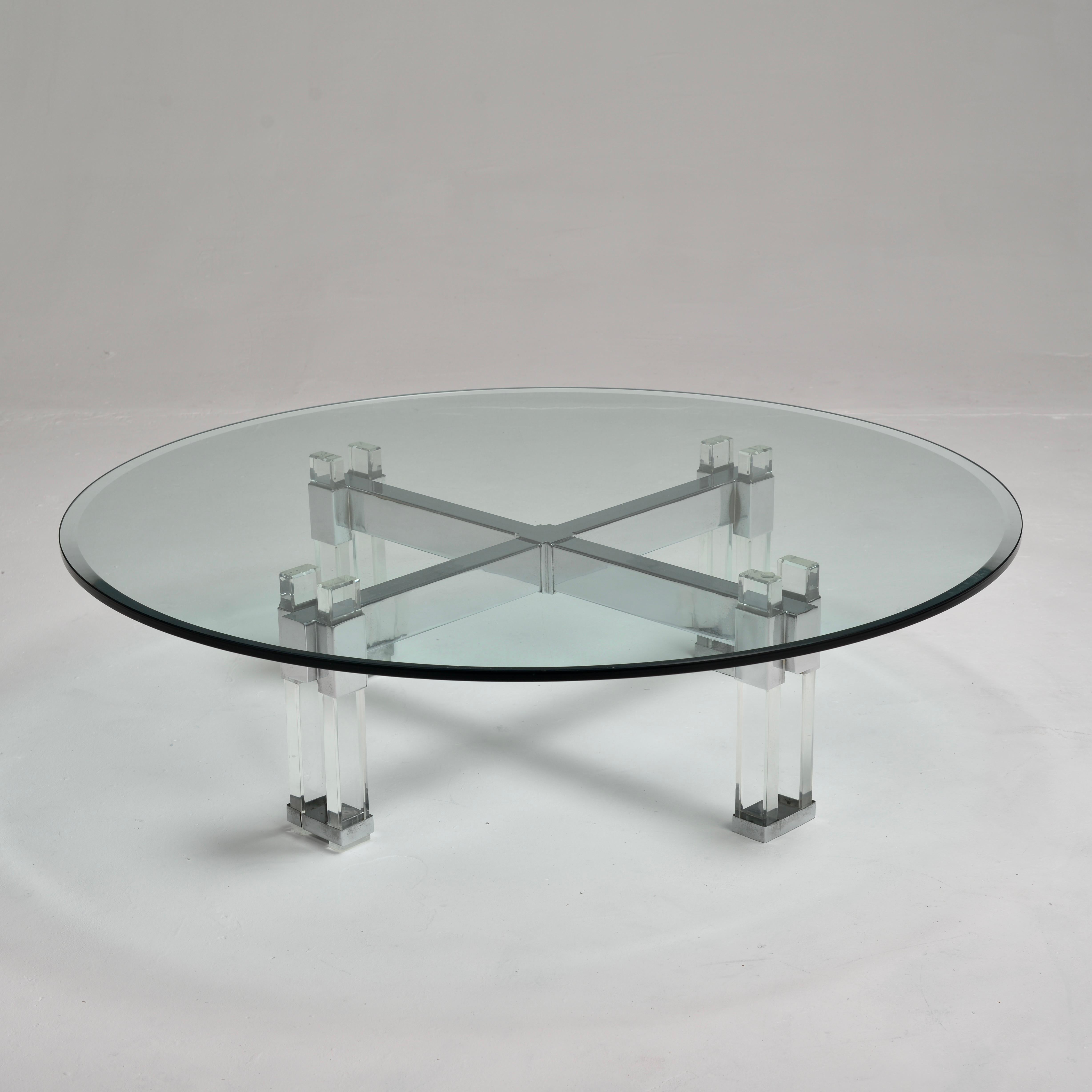 Charles Hollis Jones Couchtisch aus Lucit und Glas mit Chrom. Dieser glamouröse Tisch aus der Mitte des Jahrhunderts ist die perfekte Mischung aus Statement und Minimalismus. Die schlanken Linien und das klare Lucite werden durch die auffällige