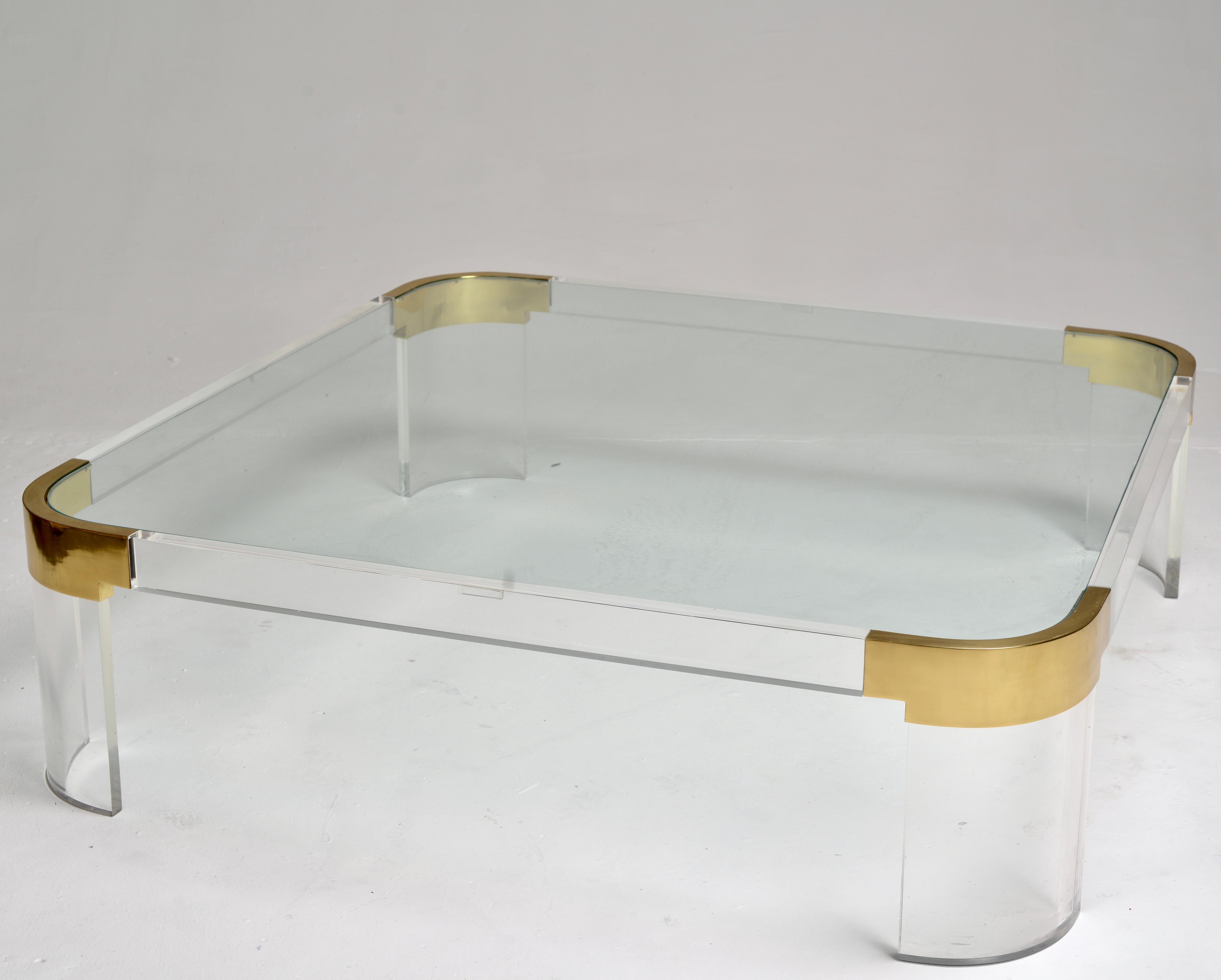 Grande table basse en lucite, verre et laiton de Charles Hollis Jones. Cette magnifique table basse moderne et épurée fait partie de la ligne emblématique 