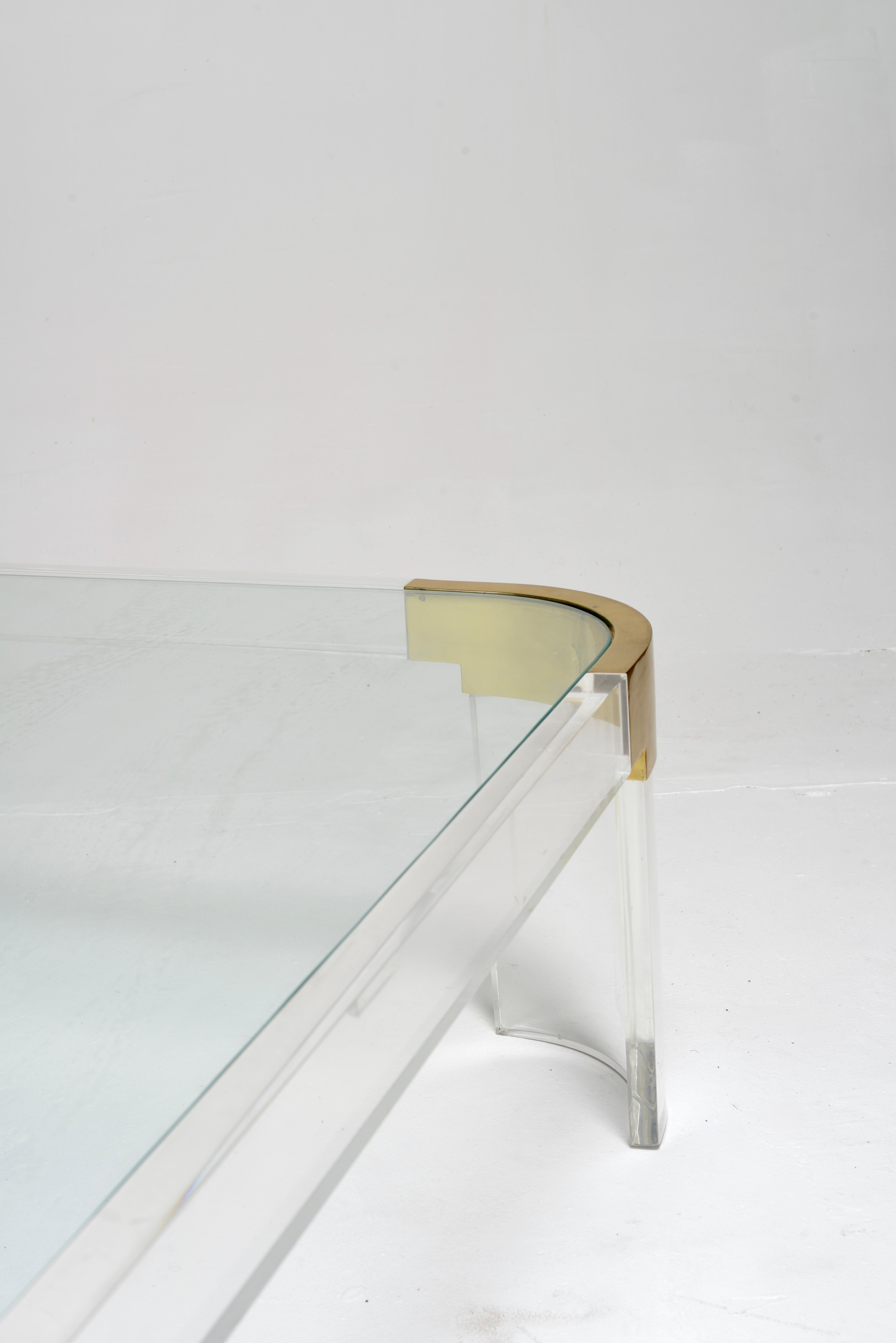 Mid-Century Modern Table basse surdimensionnée en Lucite et verre 