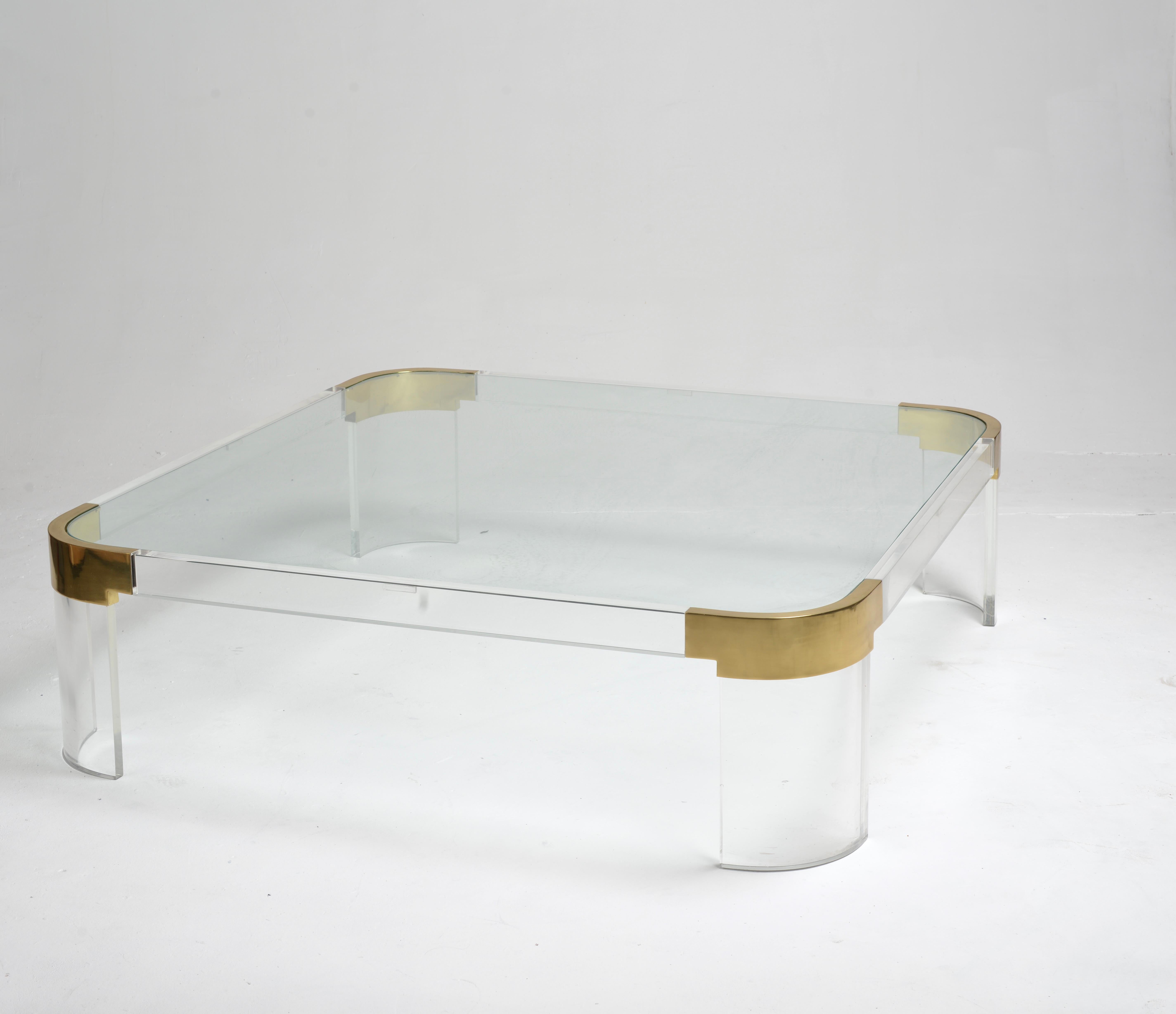 Américain Table basse surdimensionnée en Lucite et verre 