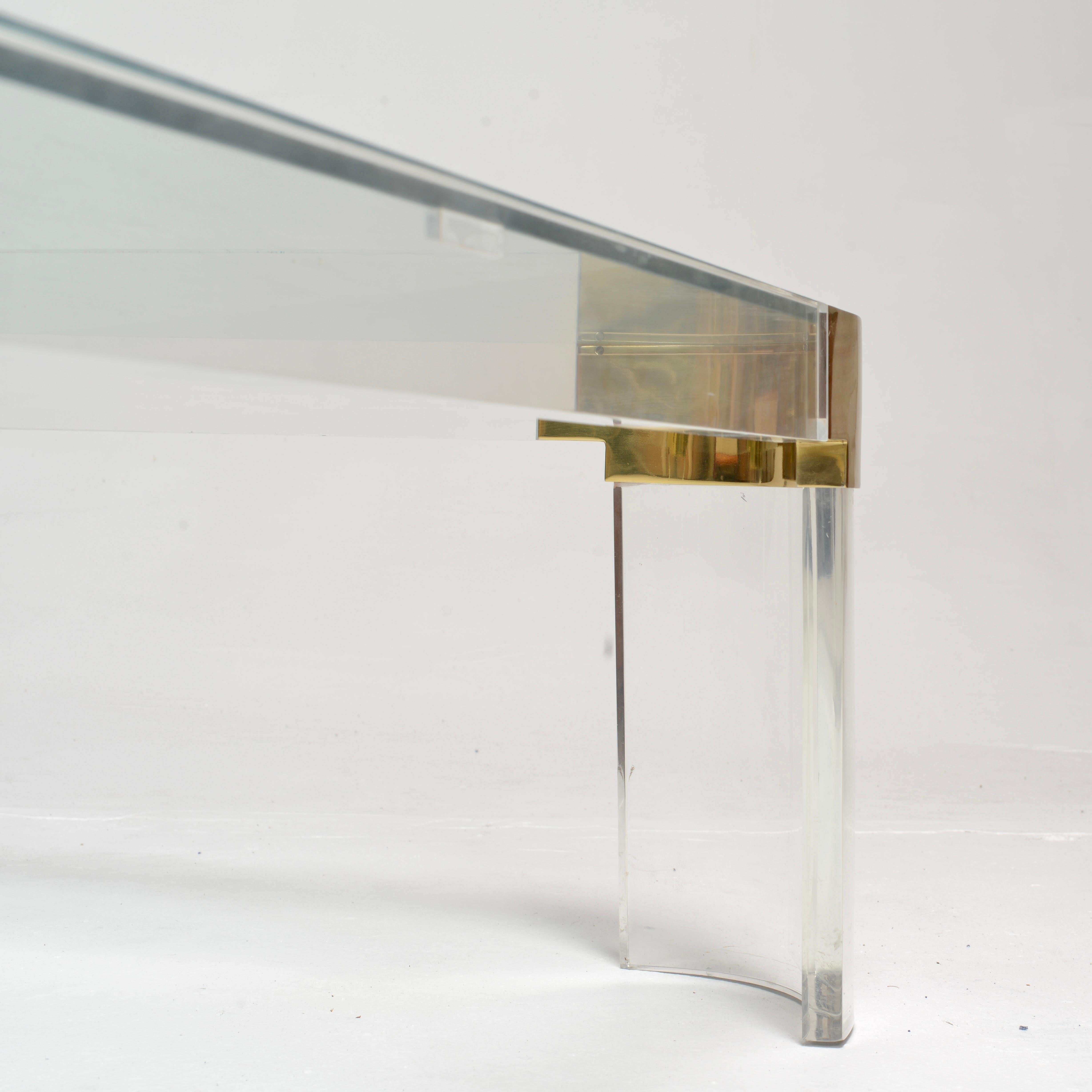 20ième siècle Table basse surdimensionnée en Lucite et verre 
