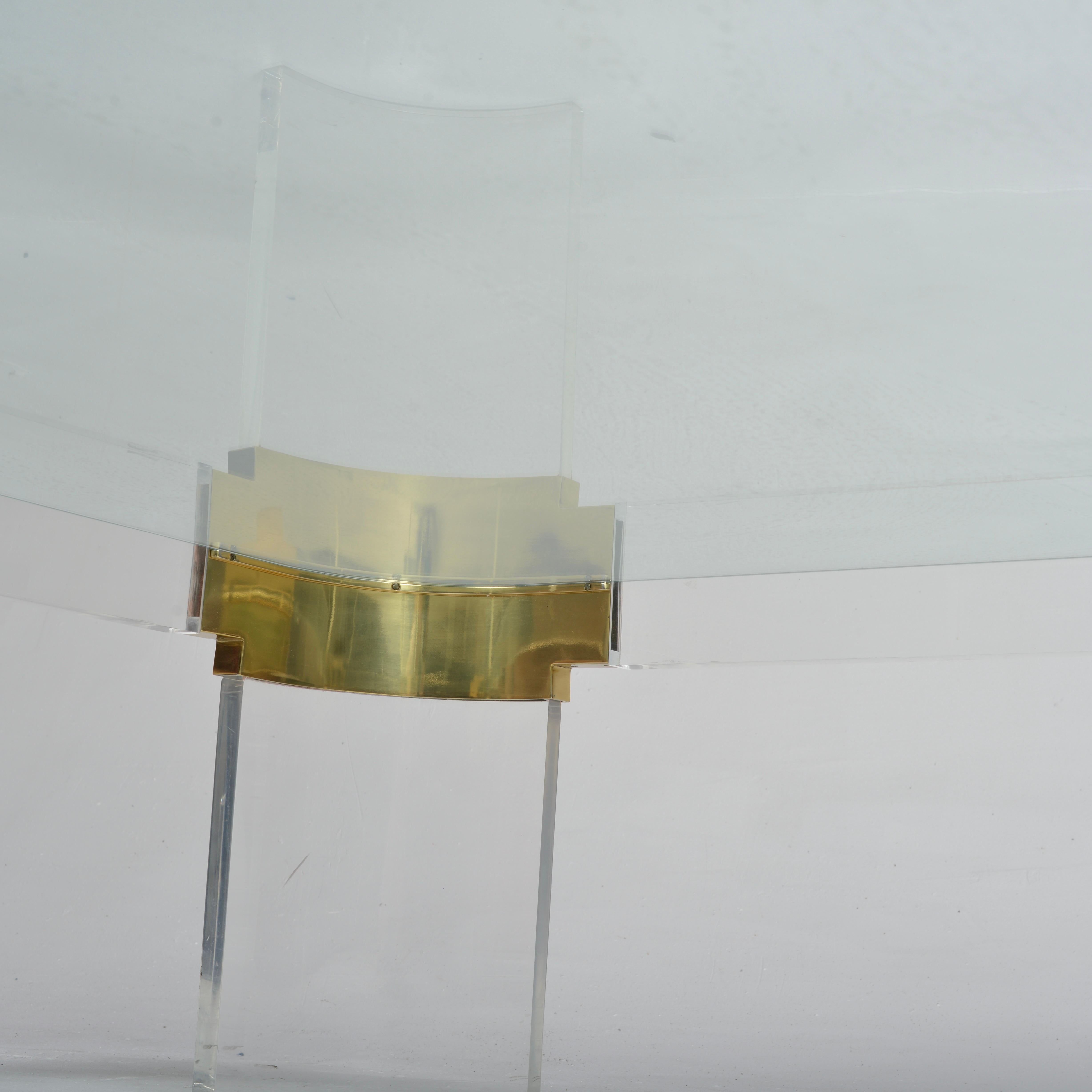 Laiton Table basse surdimensionnée en Lucite et verre 