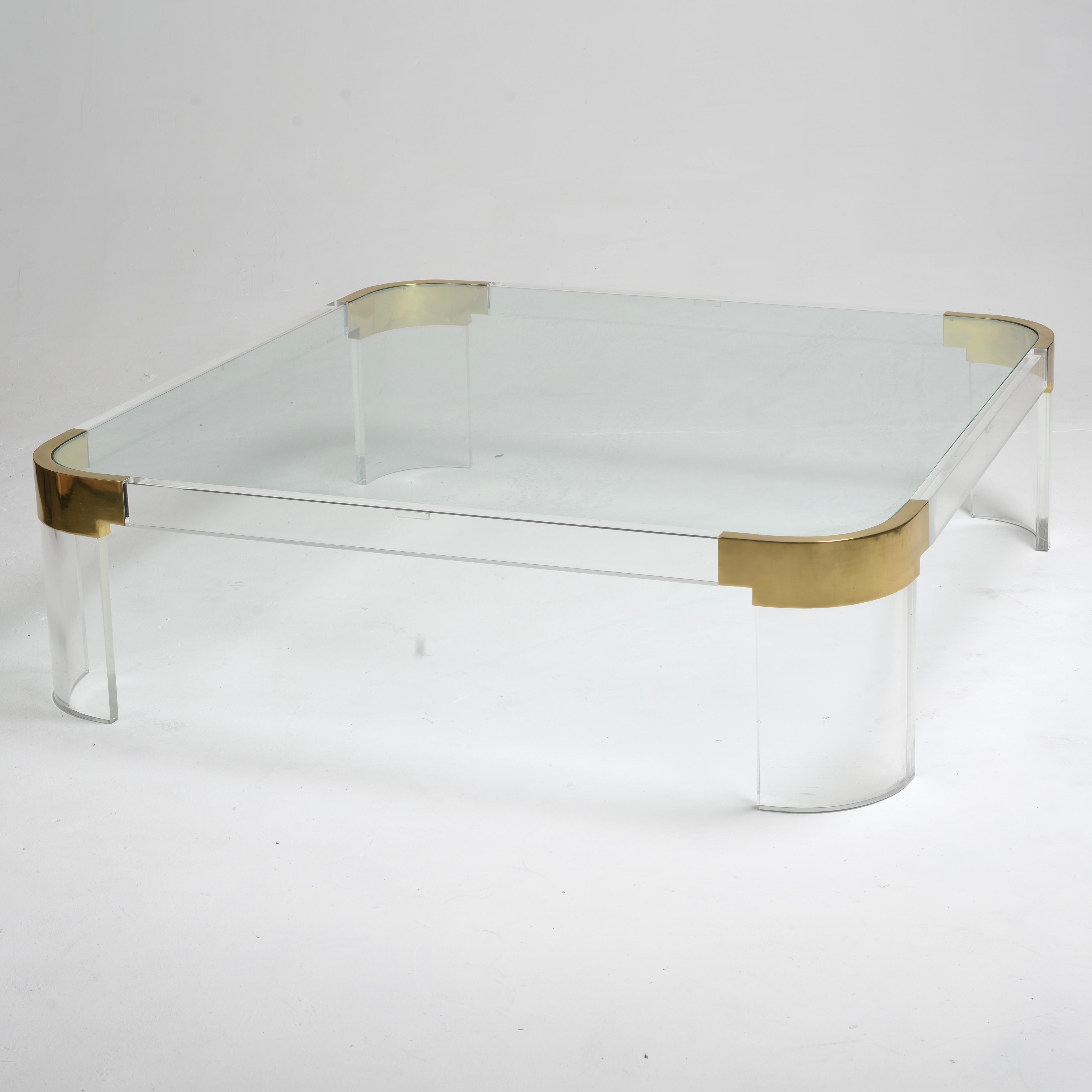 Table basse surdimensionnée en Lucite et verre 