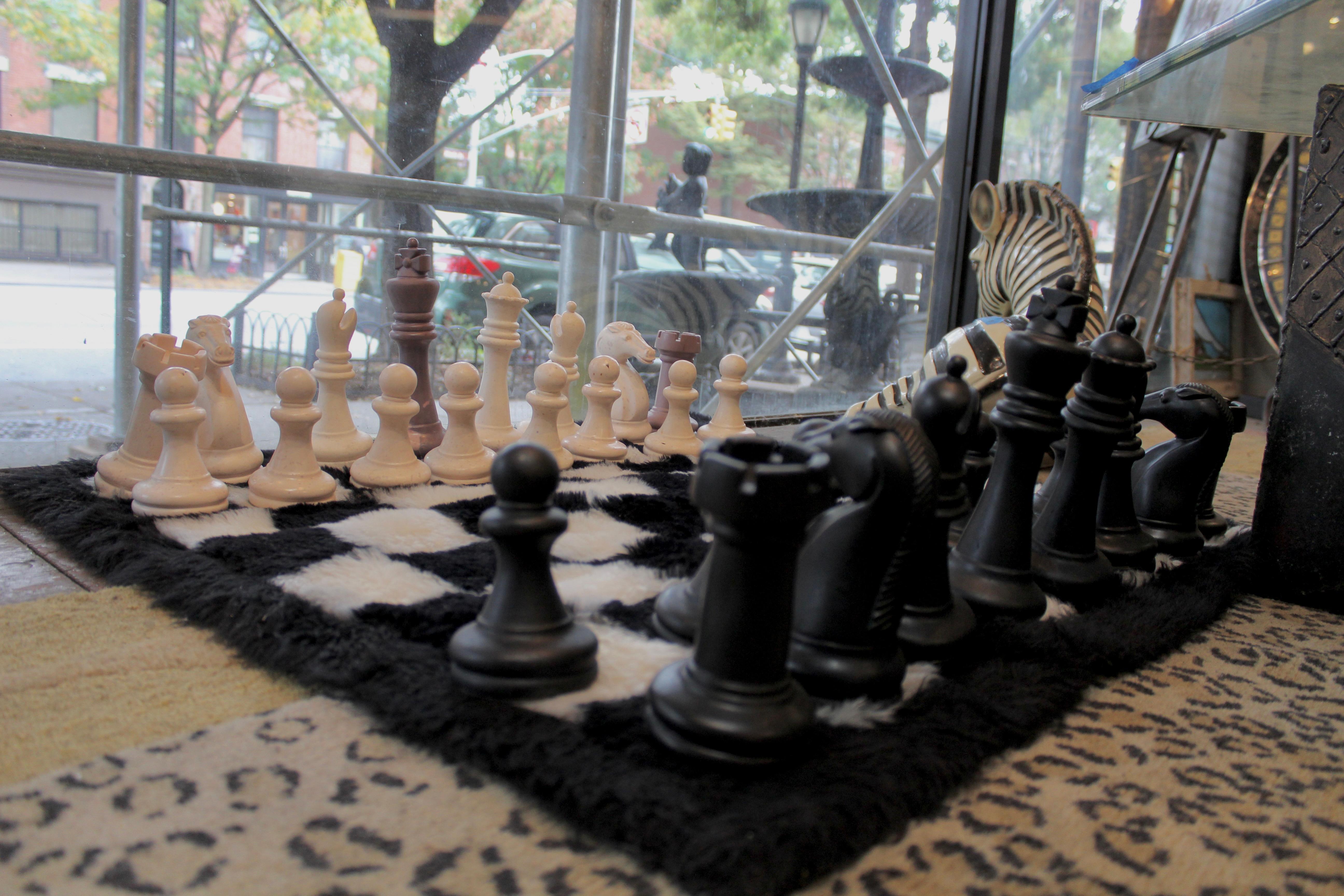 Un set di scacchi di grandi dimensioni con pezzi di grandi dimensioni e una scacchiera morbida e rivestita di moquette. Un bel set per giocare al chiuso o all'aperto. Perfetto per sale giochi, patii o spazi di intrattenimento.

Per avere un