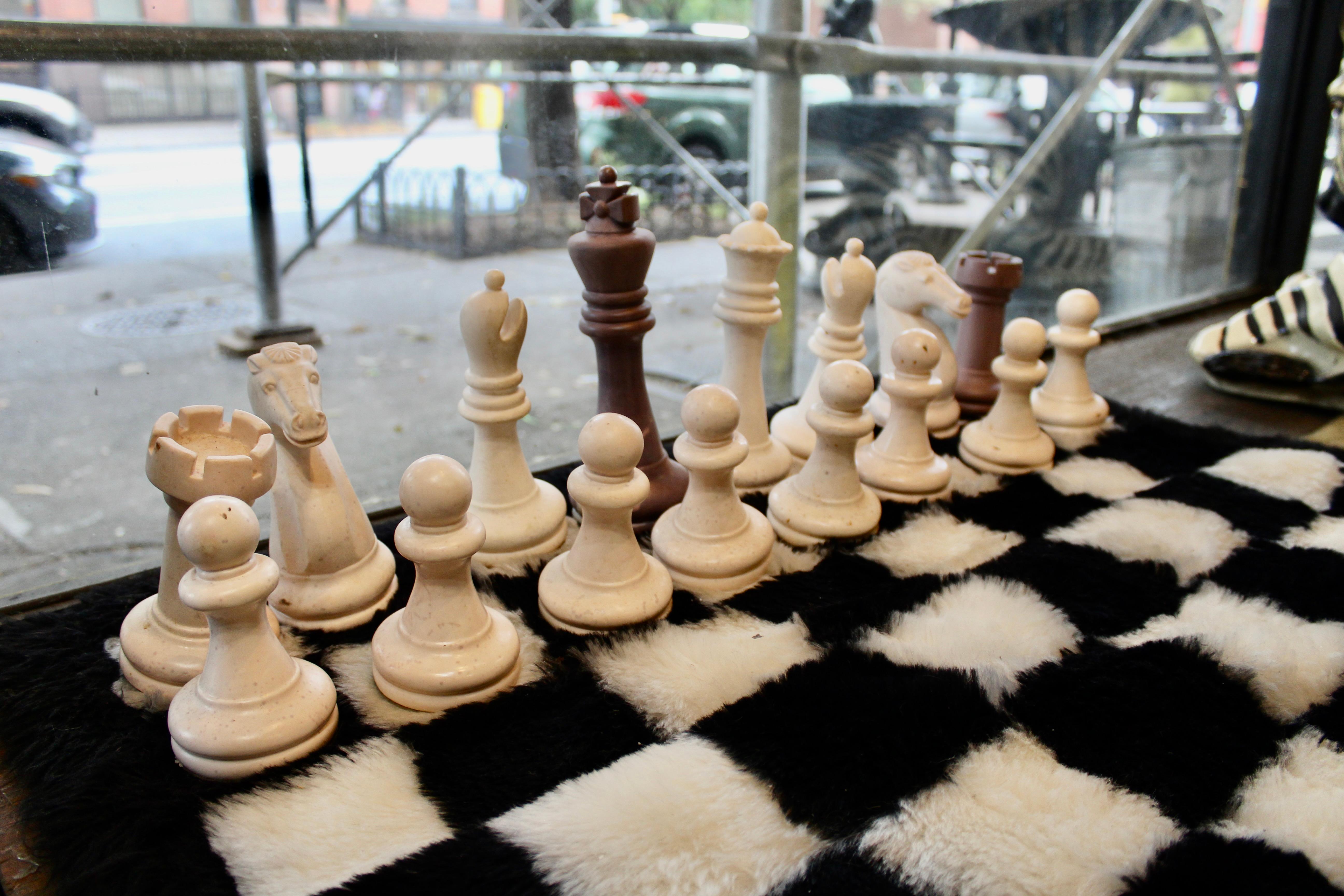 Set di scacchi oversize con scacchiera in moquette In condizioni buone in vendita a Brooklyn, NY