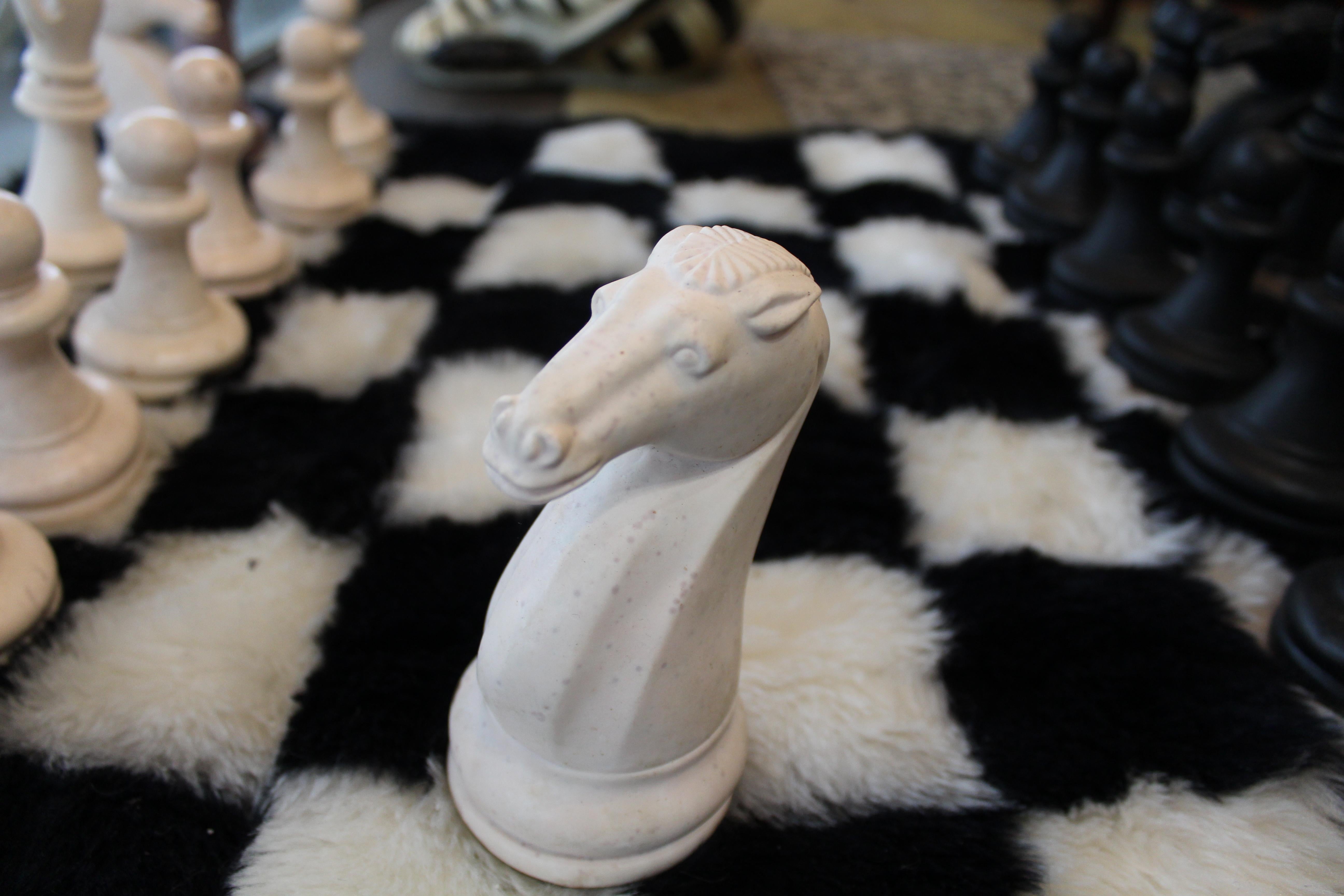 Plastica Set di scacchi oversize con scacchiera in moquette in vendita