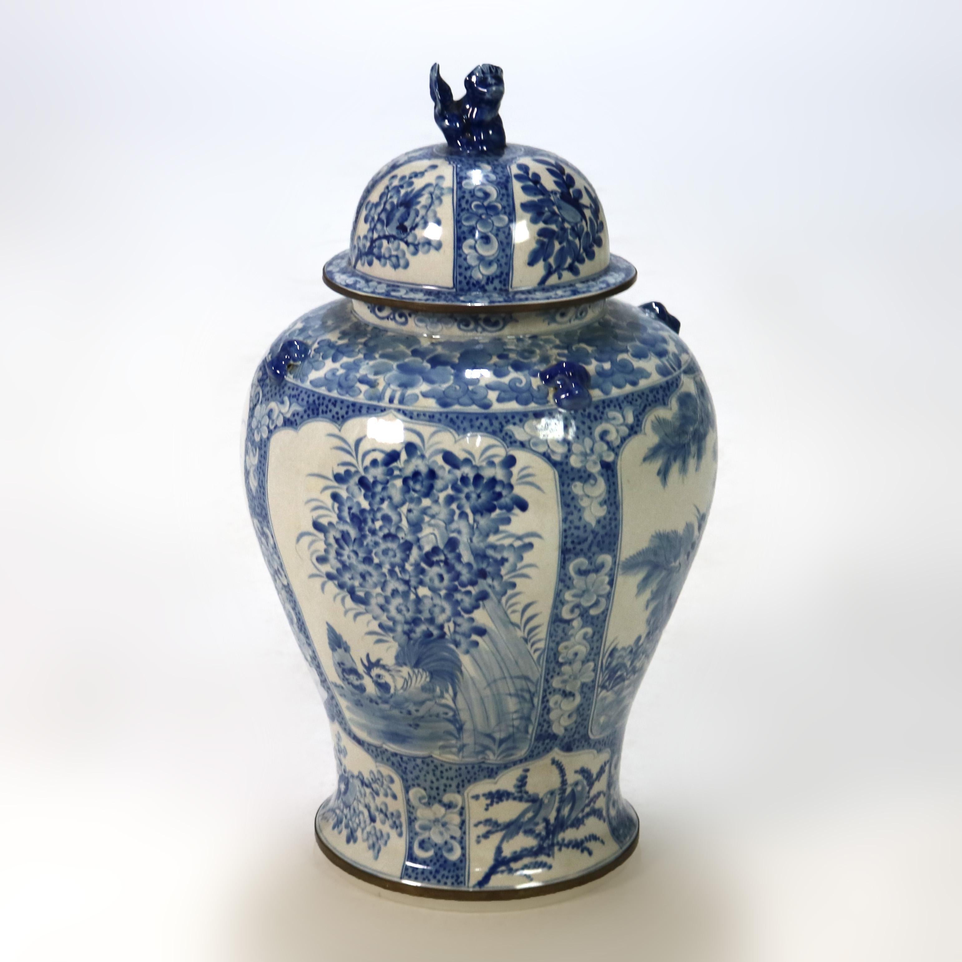 Cinese Urna cinese oversize in ceramica bianca e blu con coperchio XX secolo in vendita