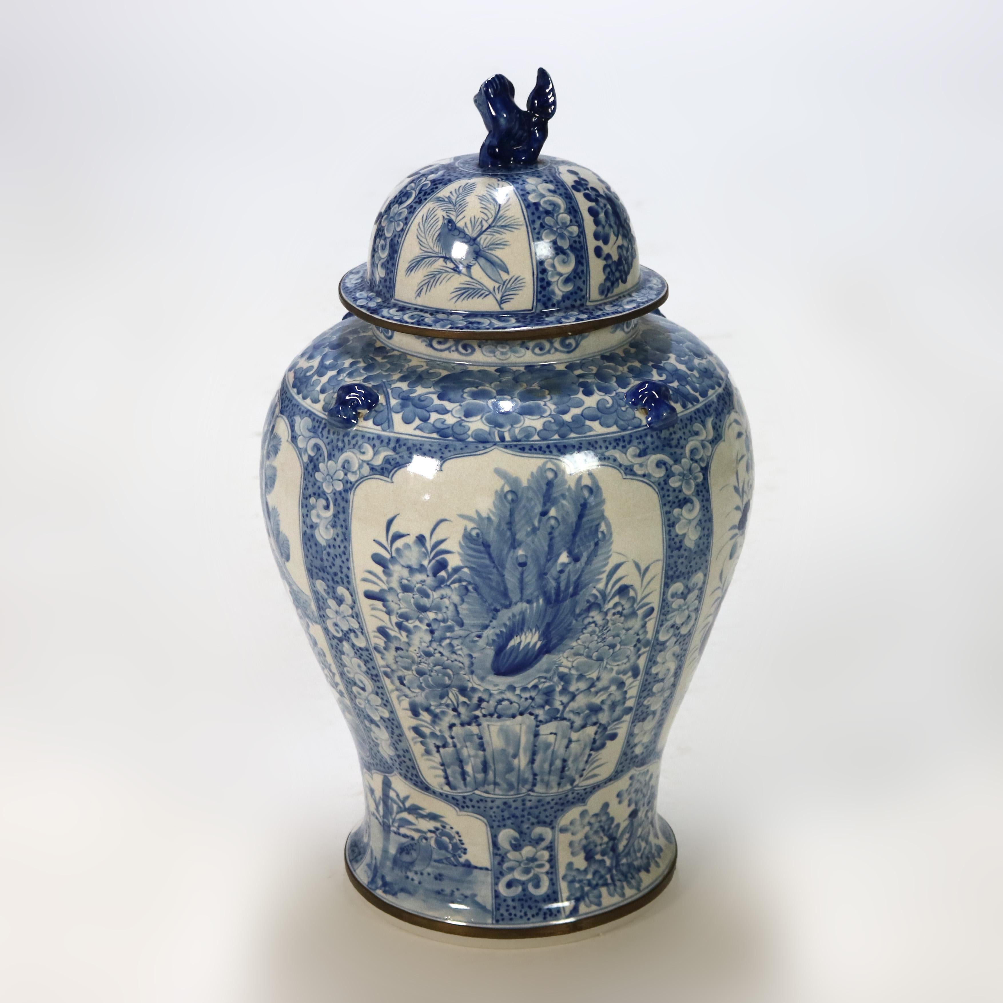 Terracotta Urna cinese oversize in ceramica bianca e blu con coperchio XX secolo in vendita