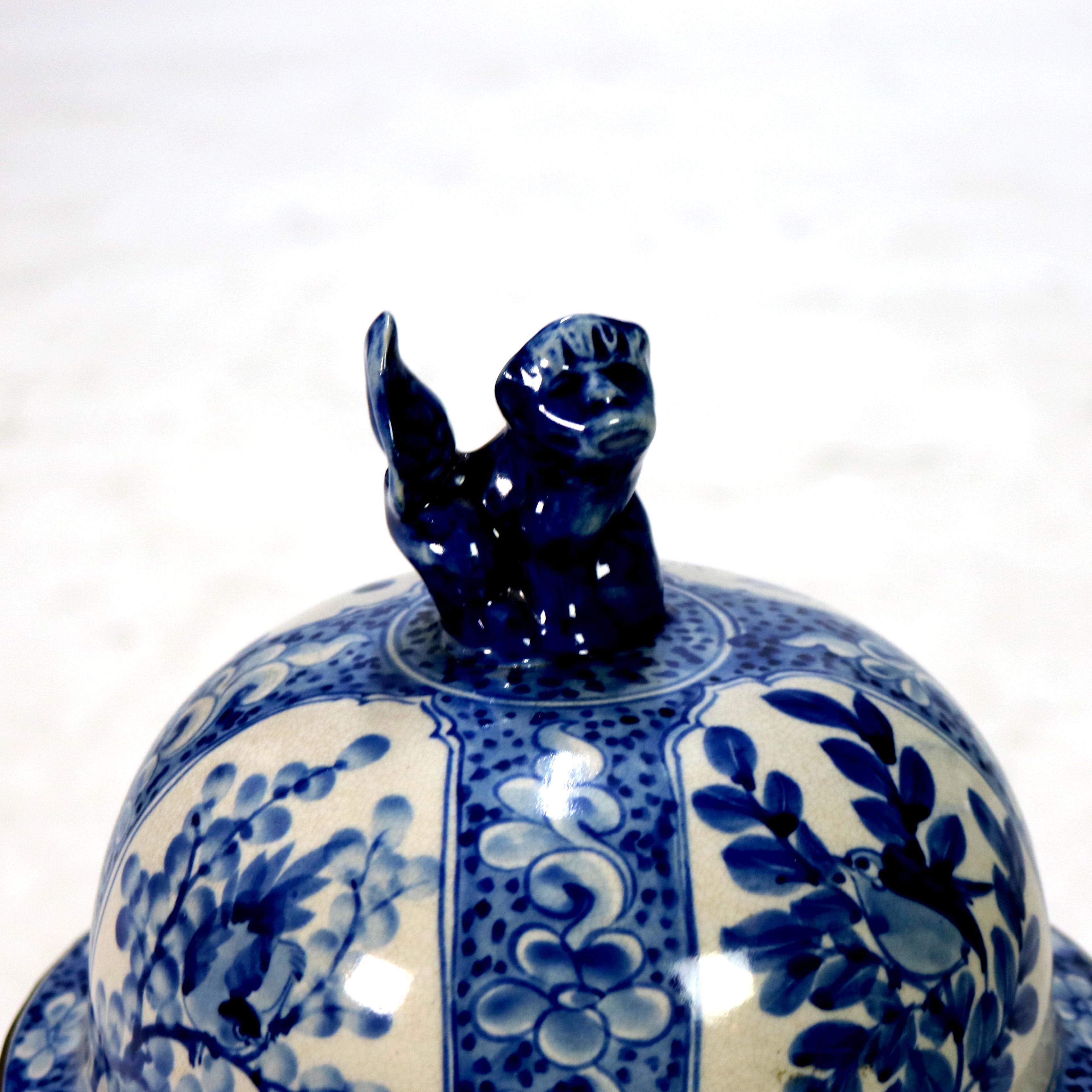 Urna cinese oversize in ceramica bianca e blu con coperchio XX secolo in vendita 1