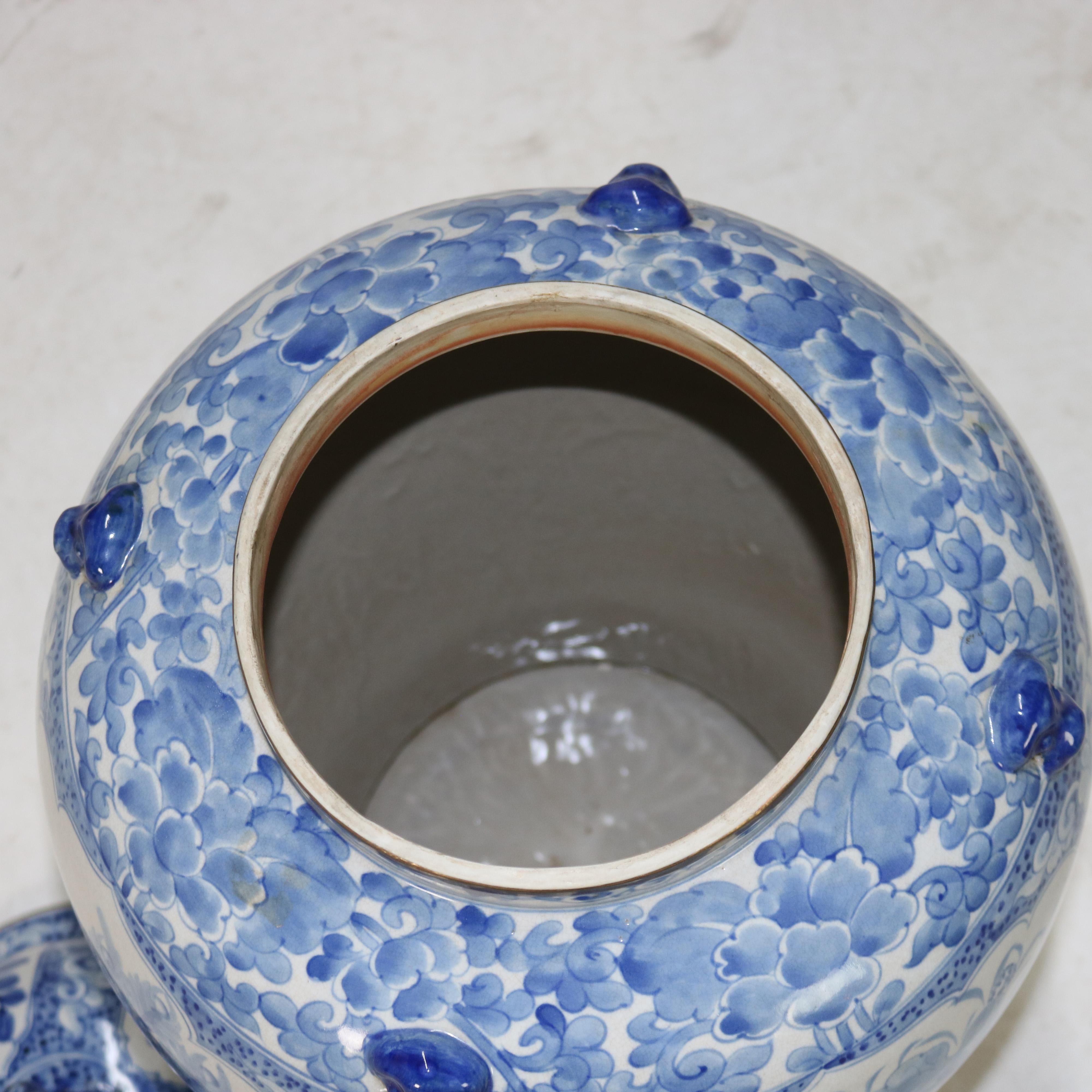 Urna cinese oversize in ceramica bianca e blu con coperchio XX secolo in vendita 2