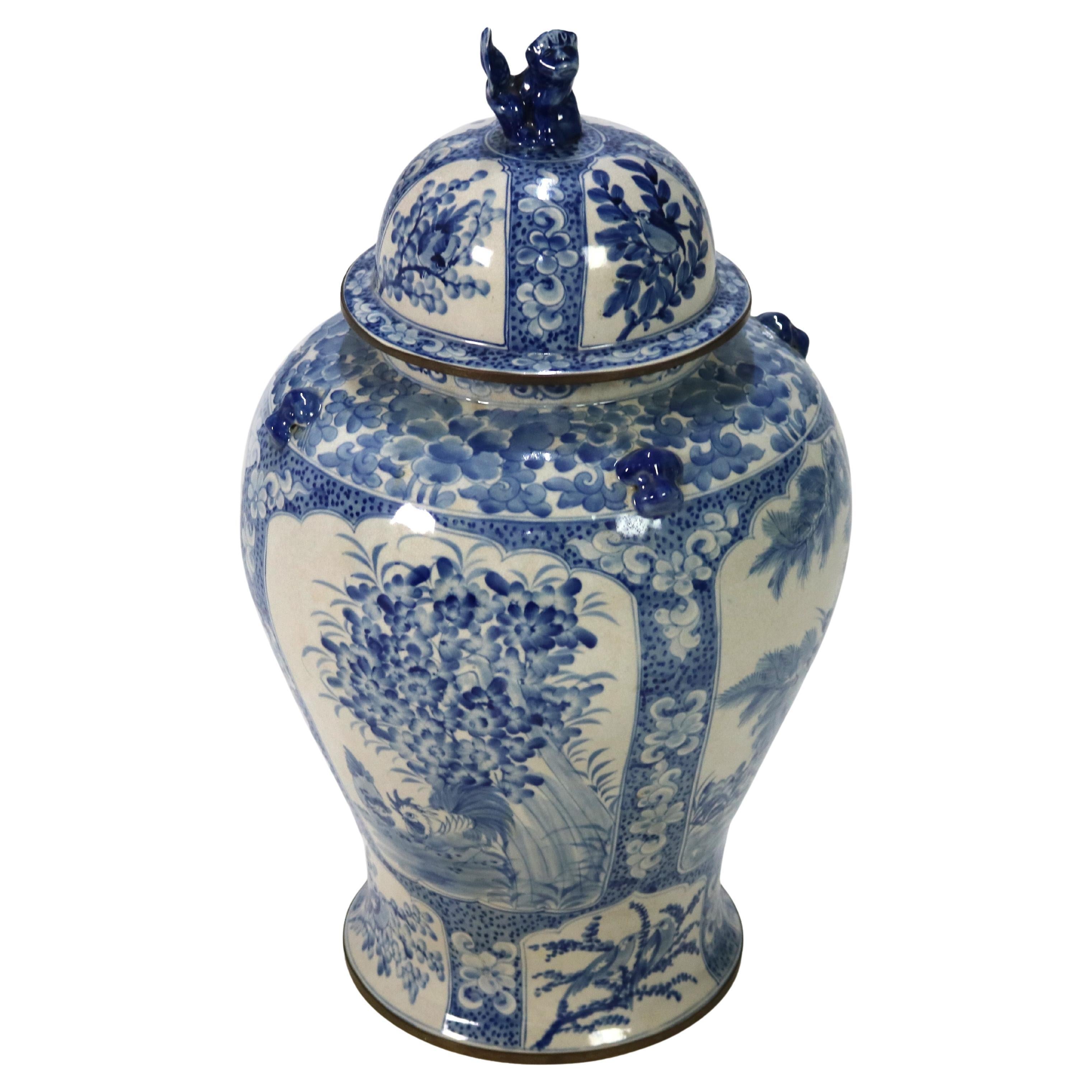 Übergroße chinesische Blau-Weiß-Keramikurne mit Deckel 20.
