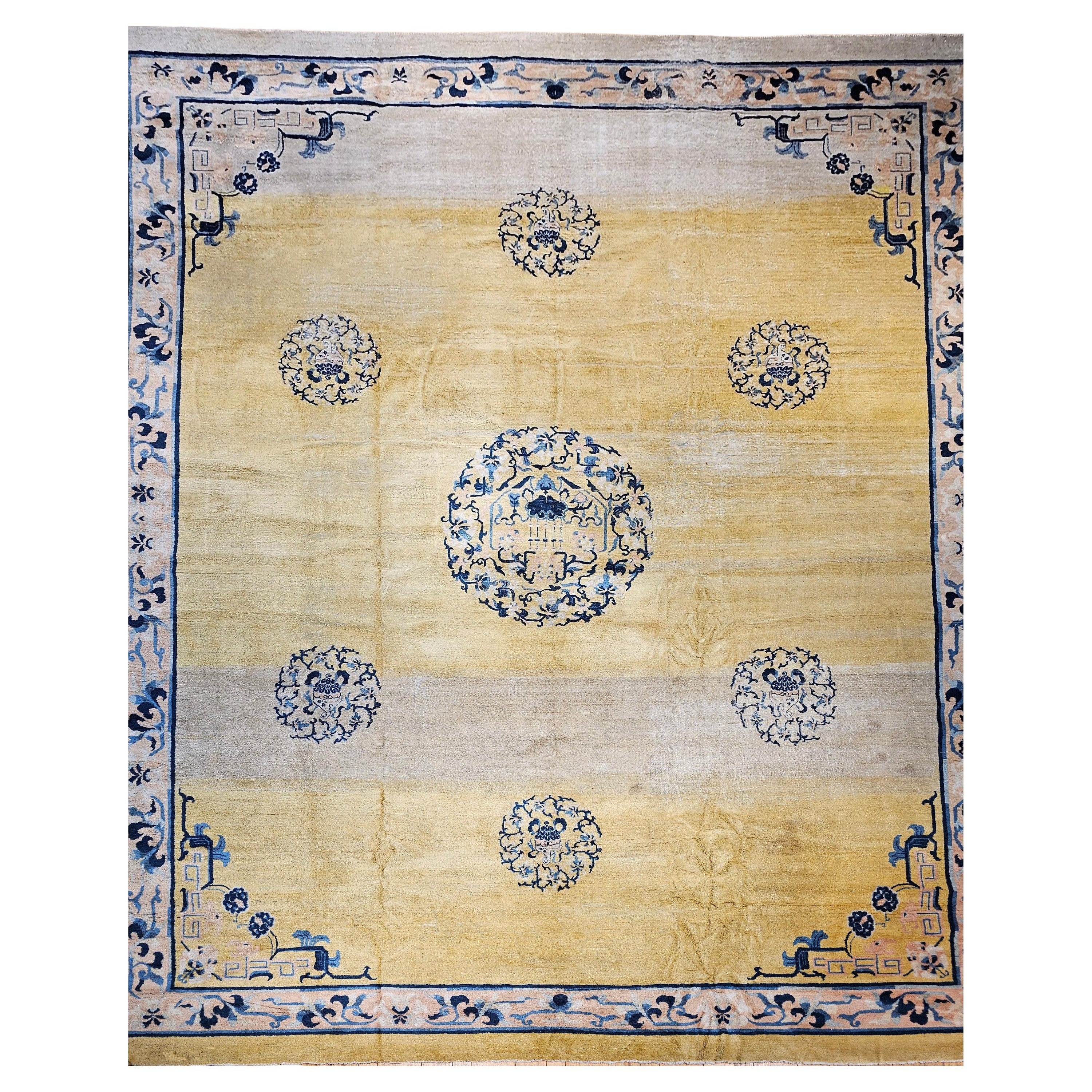 Tapis pékinois surdimensionné jaune pâle avec motif de chiens de lion et de couronnes de nuages