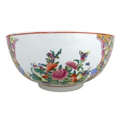 Grand saladier à punch chinois orné d'un médaillon de roses, de fleurs et de papillons, vers 1930