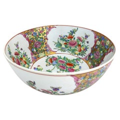 Grand saladier à punch chinois orné d'un médaillon de roses, de fleurs et de papillons, vers 1930