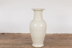 Vase d'autel vintage surdimensionné avec finition Blanc de Chine et col évasé
