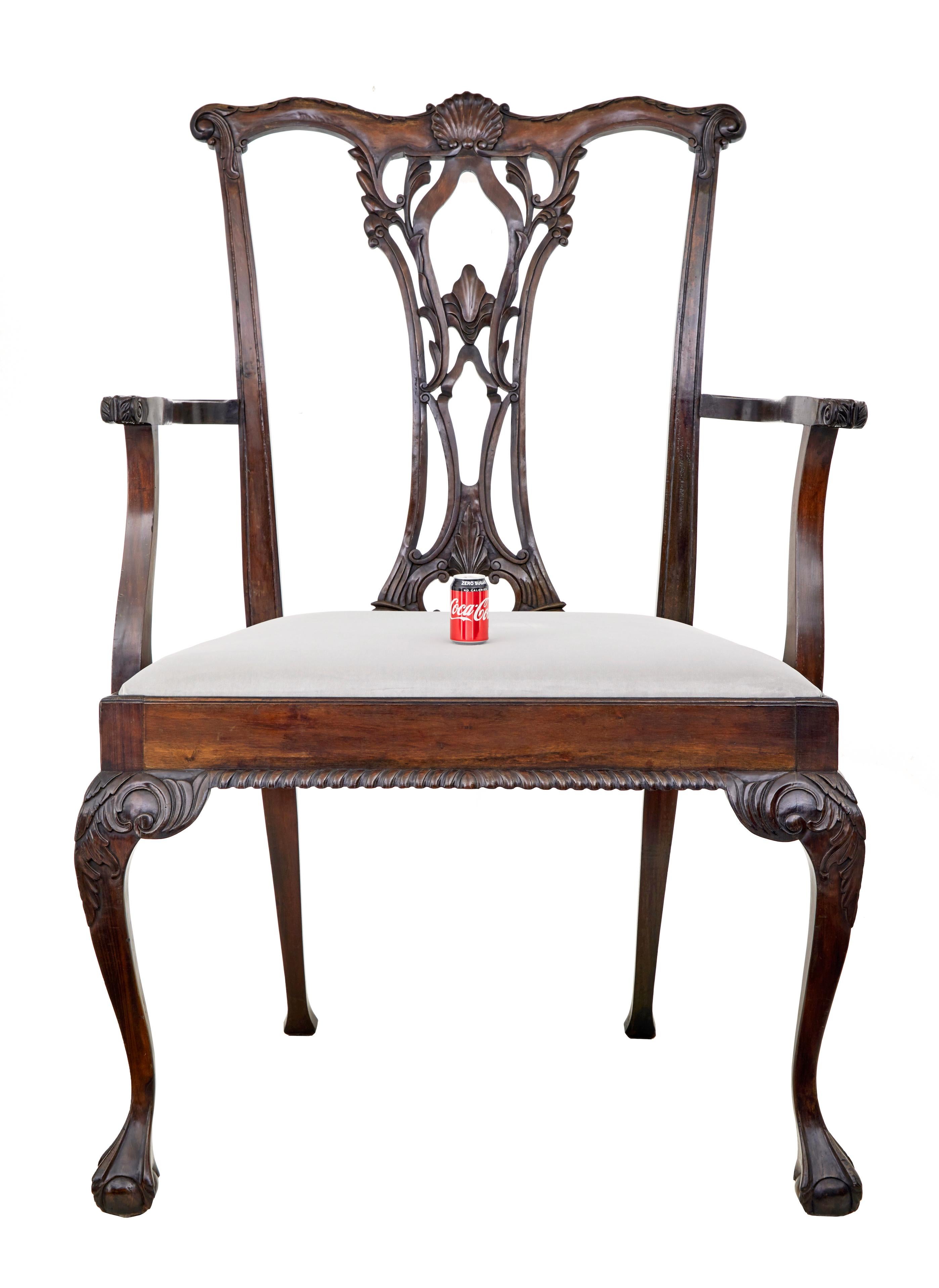 Ungewöhnlicher übergroßer Mahagoni-Esszimmerstuhl im Chippendale-Stil für die Auslage.

Einzigartige Gelegenheit, diesen seltenen dekorativen Stuhl zu besitzen, der offensichtlich eine besondere Auftragsarbeit war.  Mit einer Höhe von über 6 Fuß ist