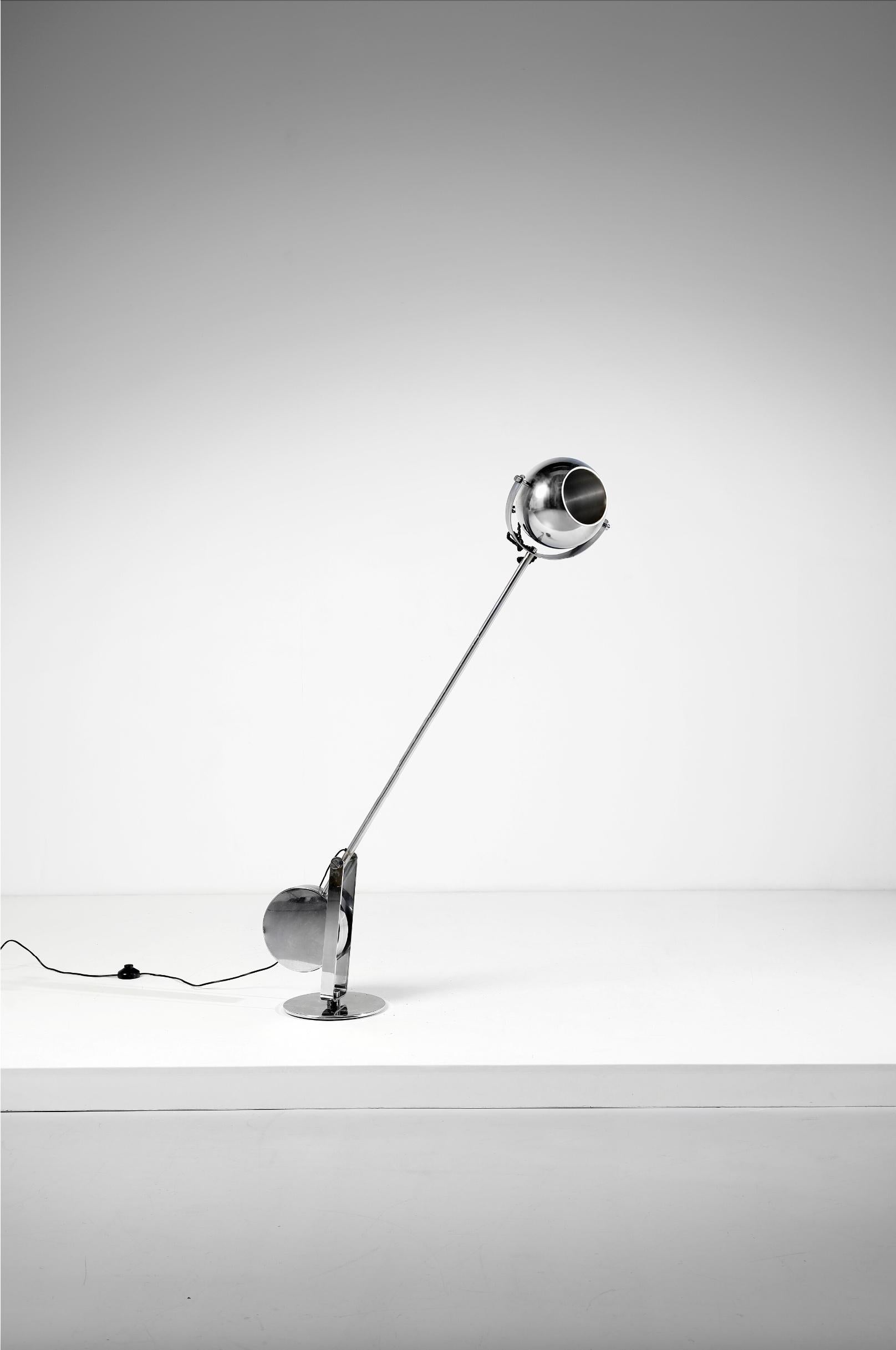 Oversized Chrome Lamp with Counterweight Anonymous Italia, 1970 In Good Condition For Sale In Paris, FR