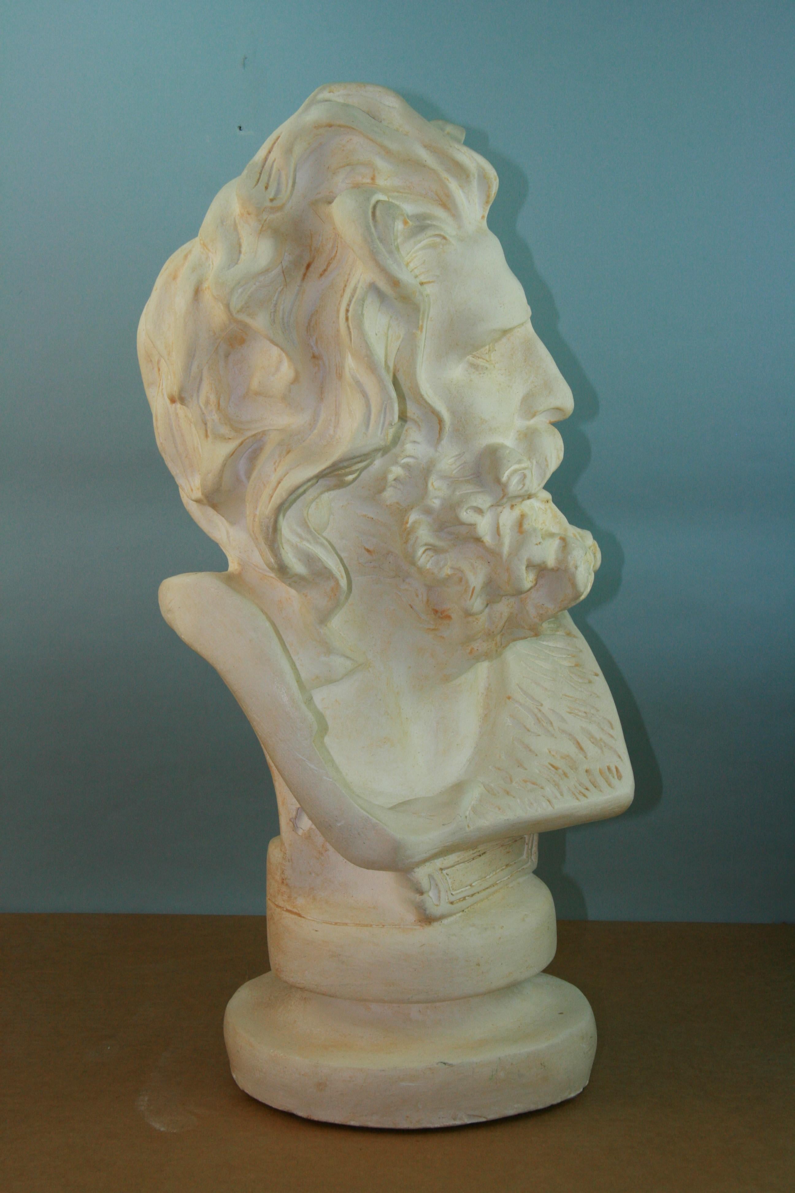 Figure masculine classique surdimensionnée  Sculpture de la bibliothèque en vente 7