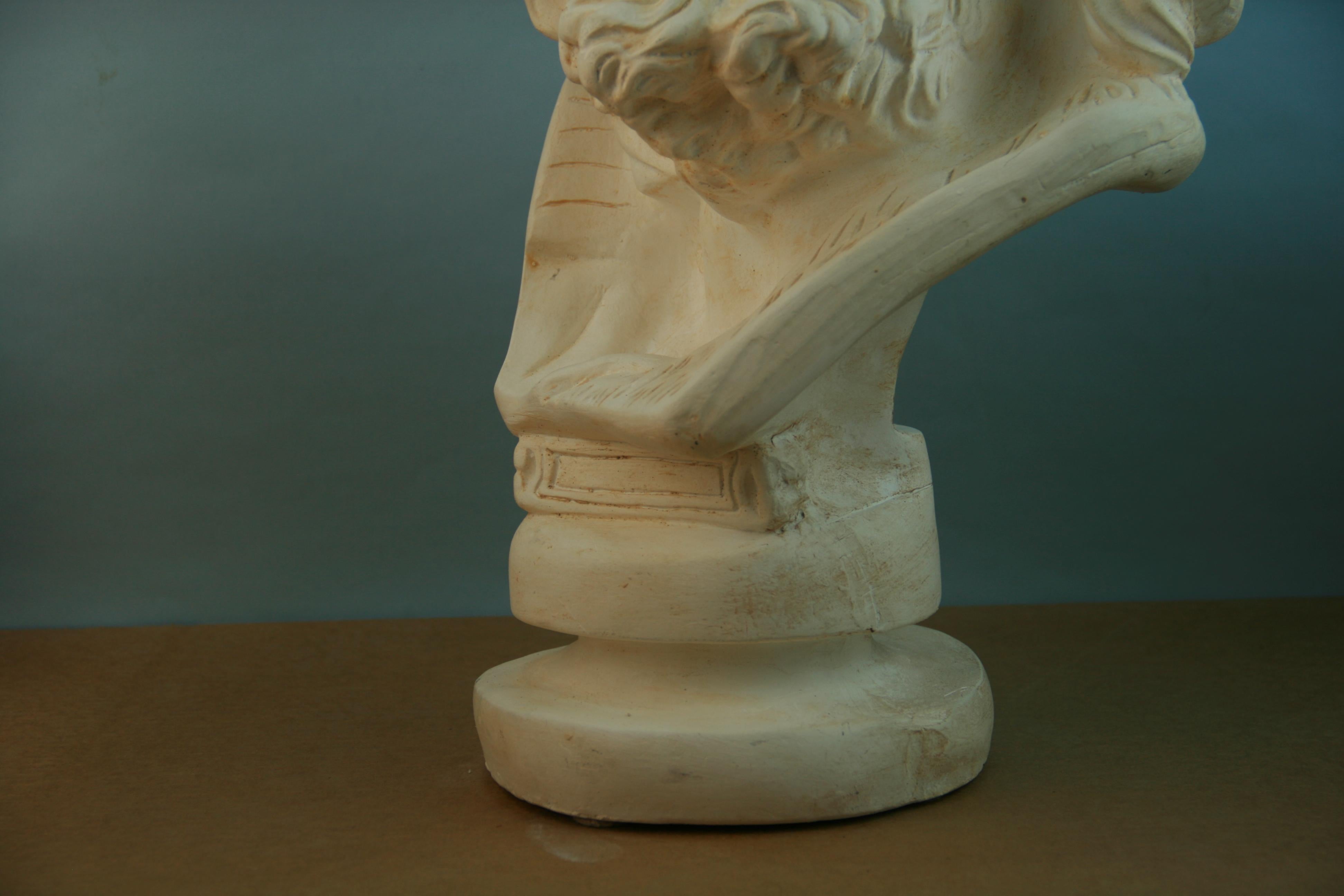 Figure masculine classique surdimensionnée  Sculpture de la bibliothèque en vente 1