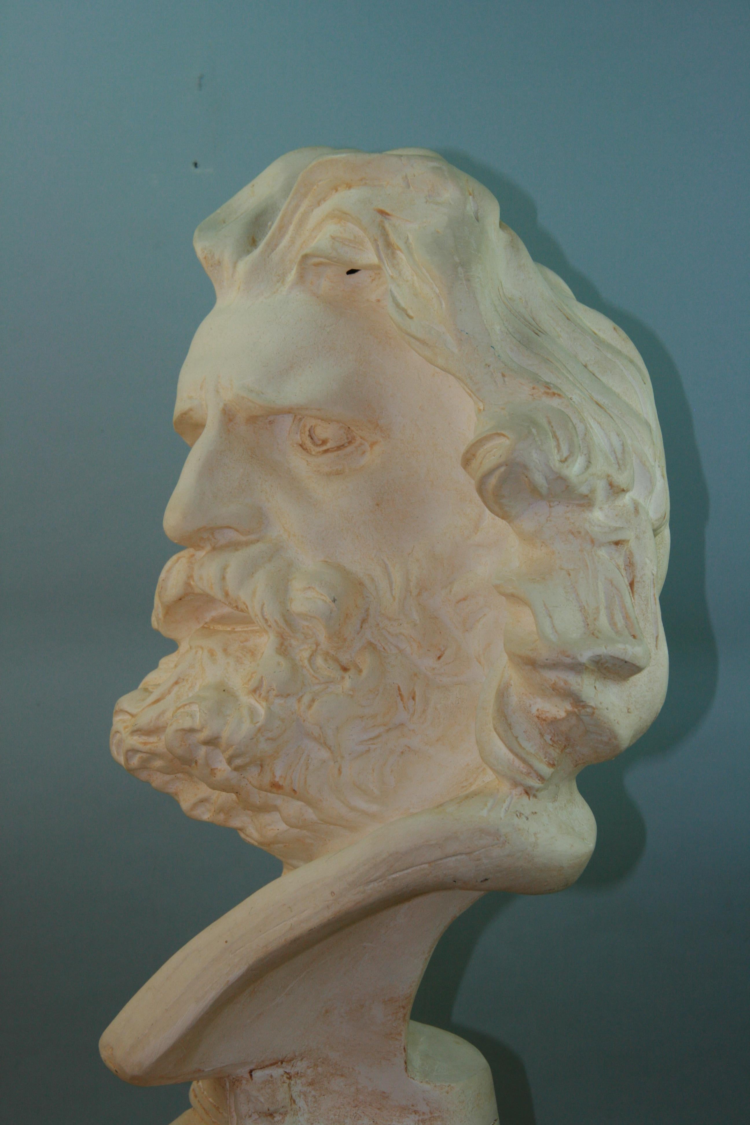 Figure masculine classique surdimensionnée  Sculpture de la bibliothèque en vente 3