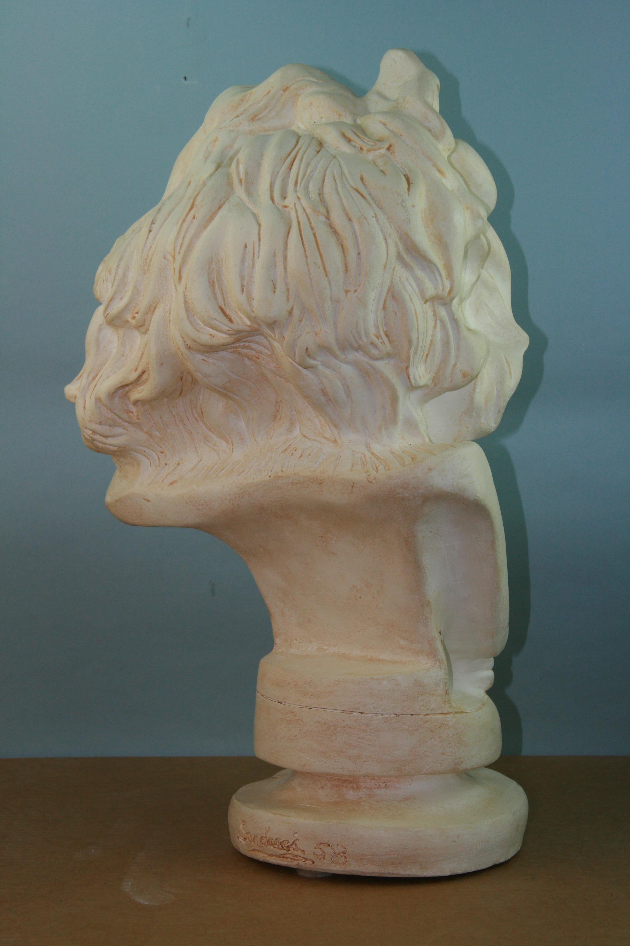 Figure masculine classique surdimensionnée  Sculpture de la bibliothèque en vente 5