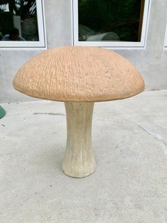Überdimensionaler Pilzhocker aus Beton