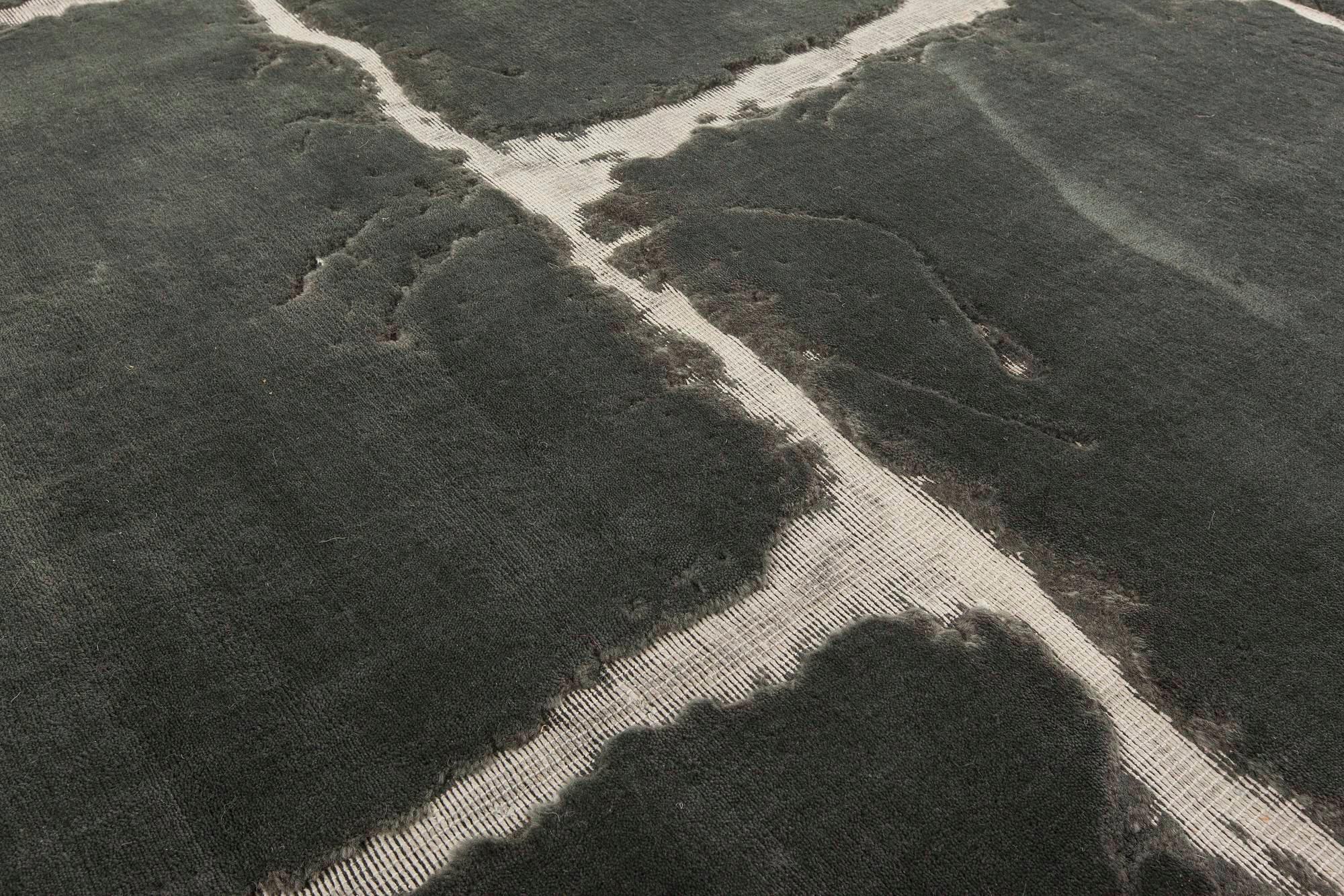 Tappeto geometrico tibetano nero oversize di Doris Leslie Blau.
Dimensioni: 14,0