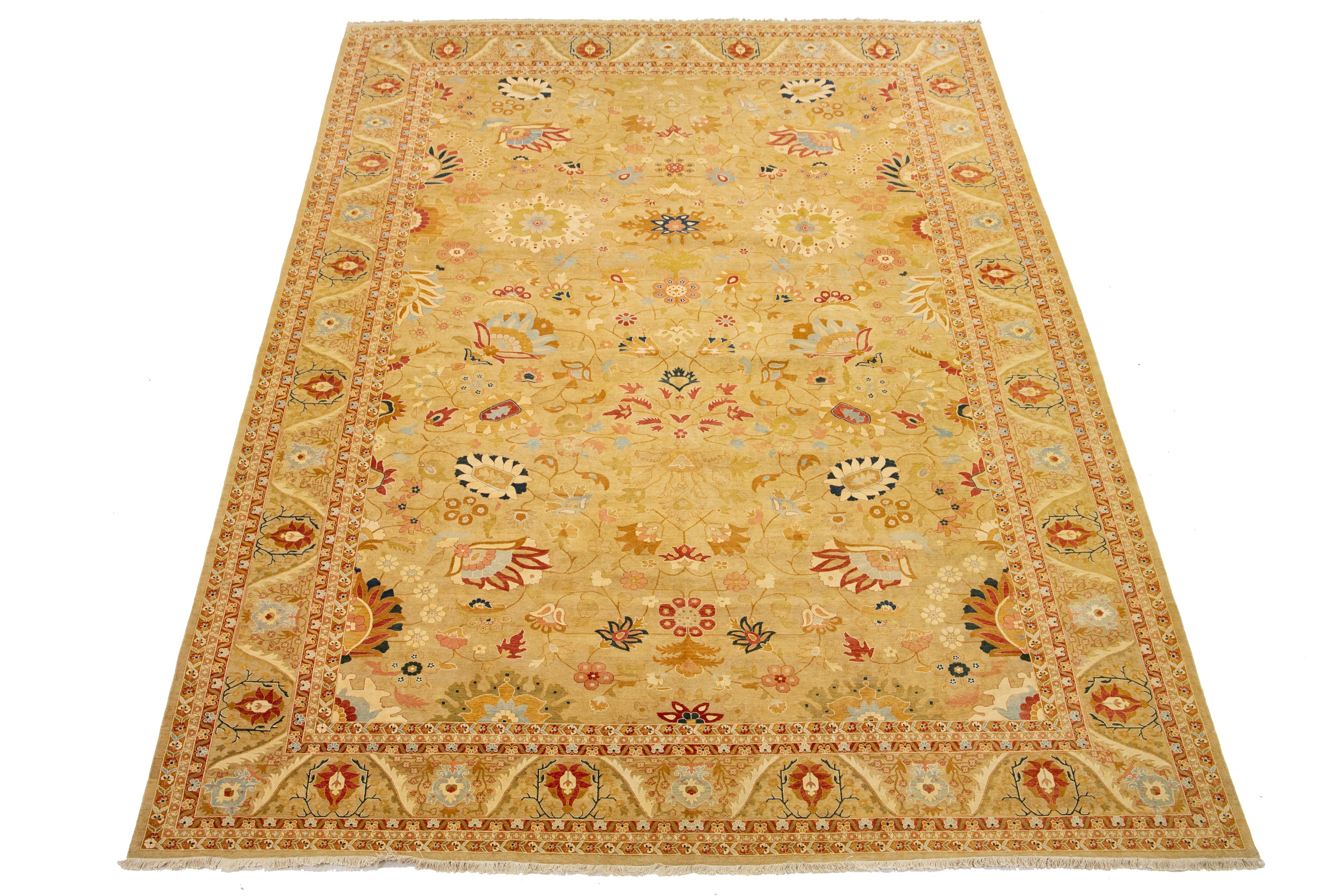 Questo tappeto contemporaneo in lana in stile Oushak fonde magnificamente il design moderno con il fascino senza tempo dell'artigianato tradizionale Oushak. Presenta un sorprendente sfondo marrone ornato da vivaci motivi floreali che esplodono in