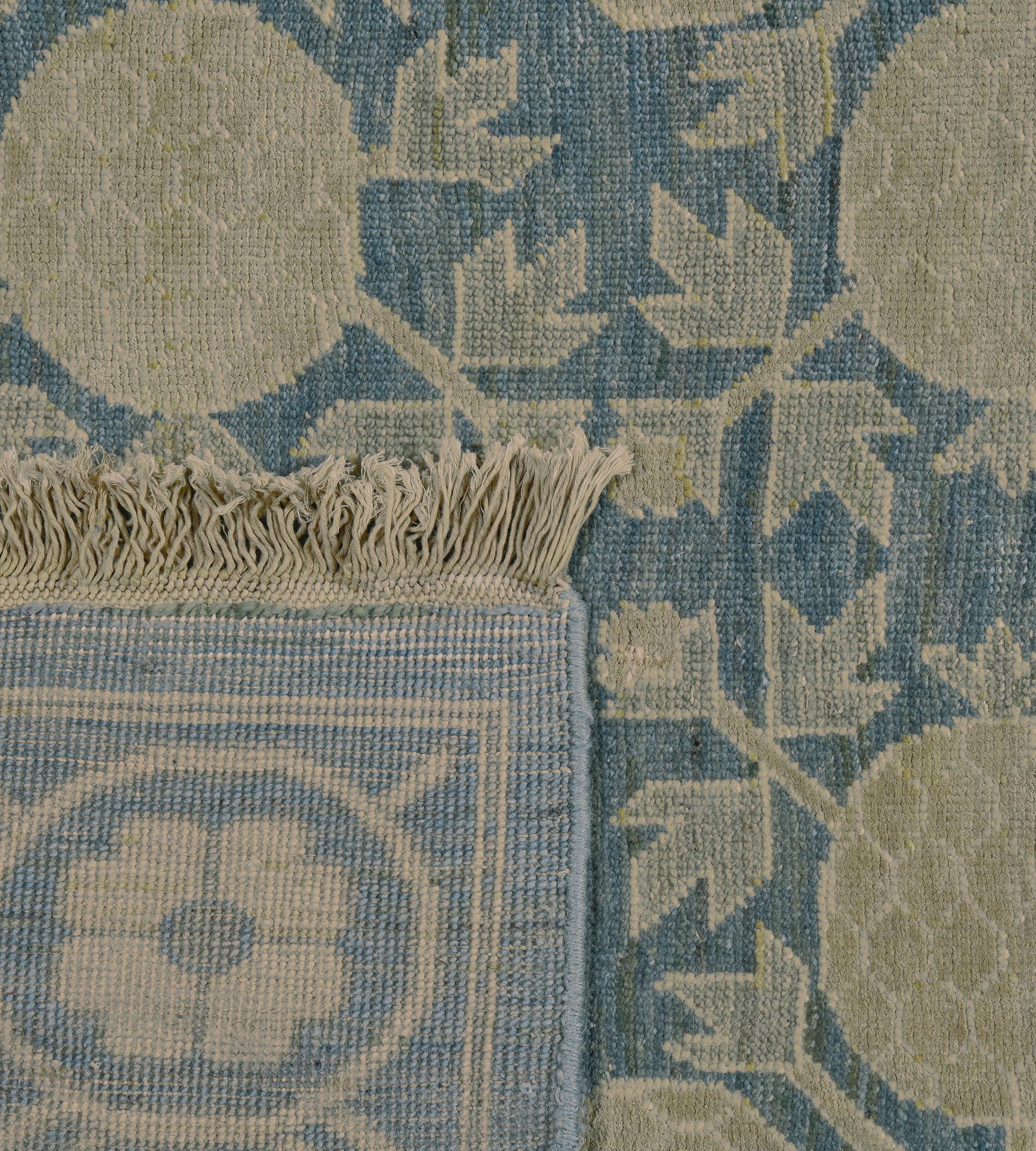 XXI secolo e contemporaneo Tappeto contemporaneo oversize in lana e seta intrecciata a mano di ispirazione khotana in vendita