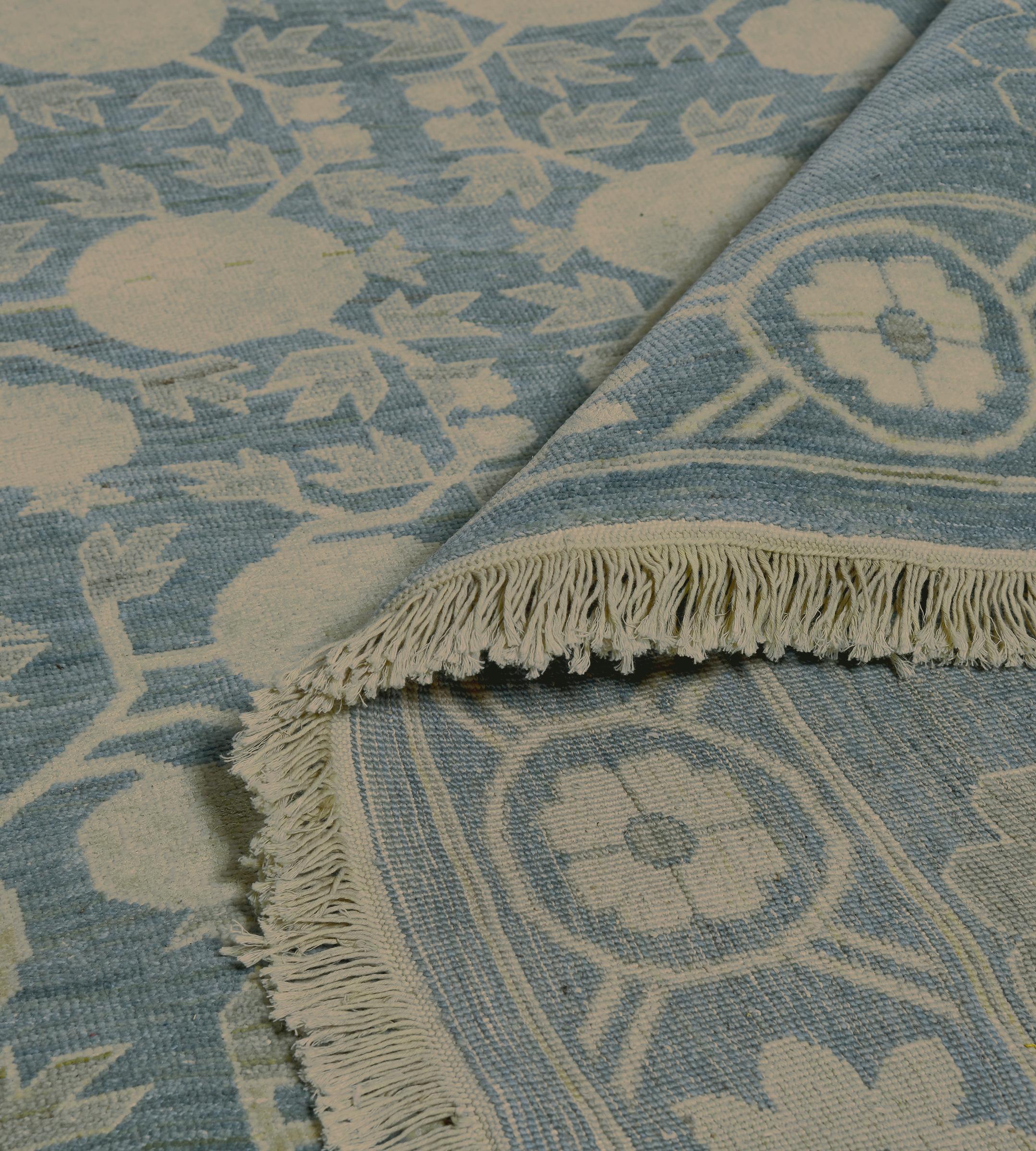 Tappeto contemporaneo oversize in lana e seta intrecciata a mano di ispirazione khotana in vendita 1