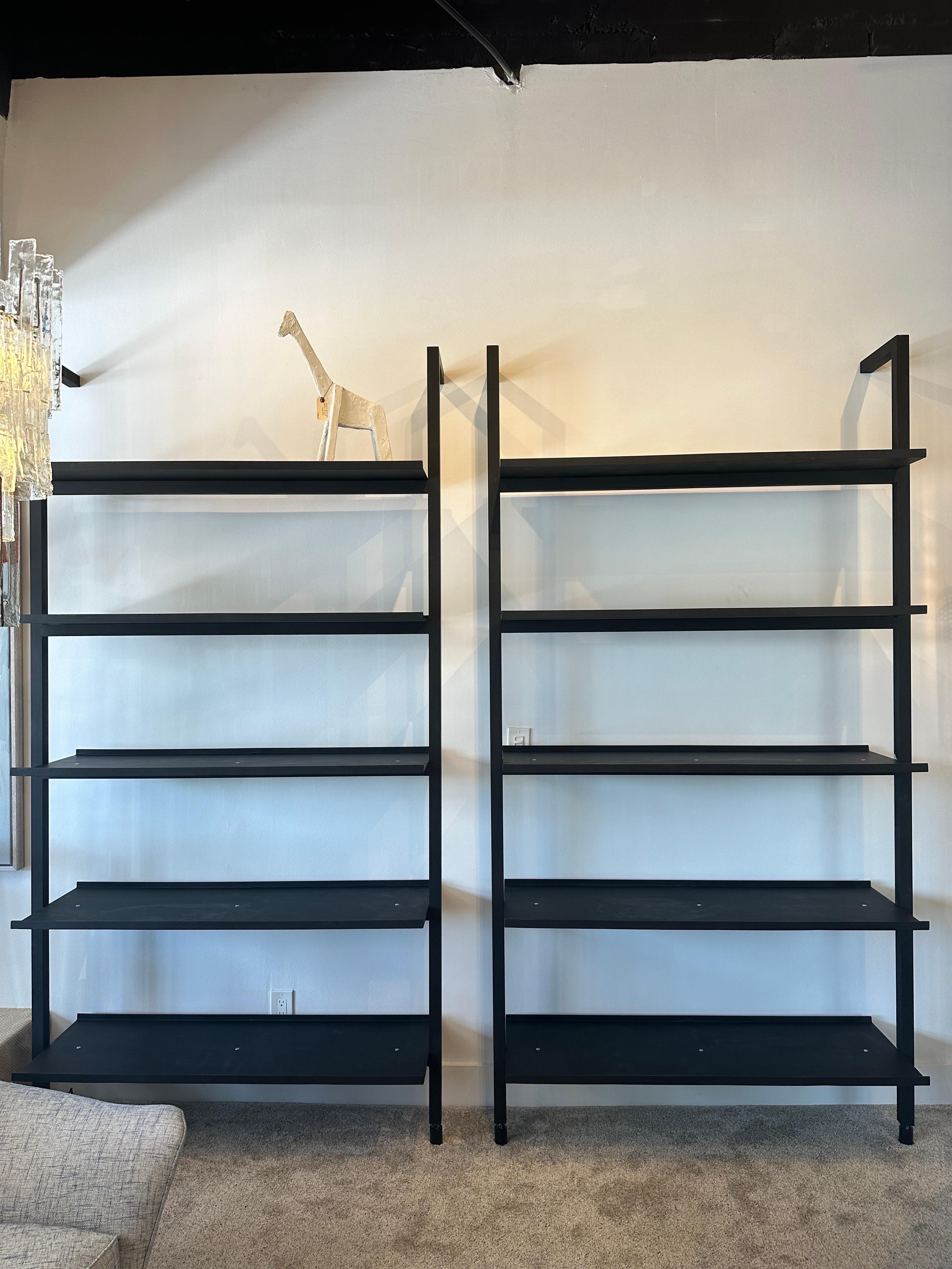 XXIe siècle et contemporain Etagère murale en métal noir surdimensionnée et conçue sur mesure (ONE Avail) en vente