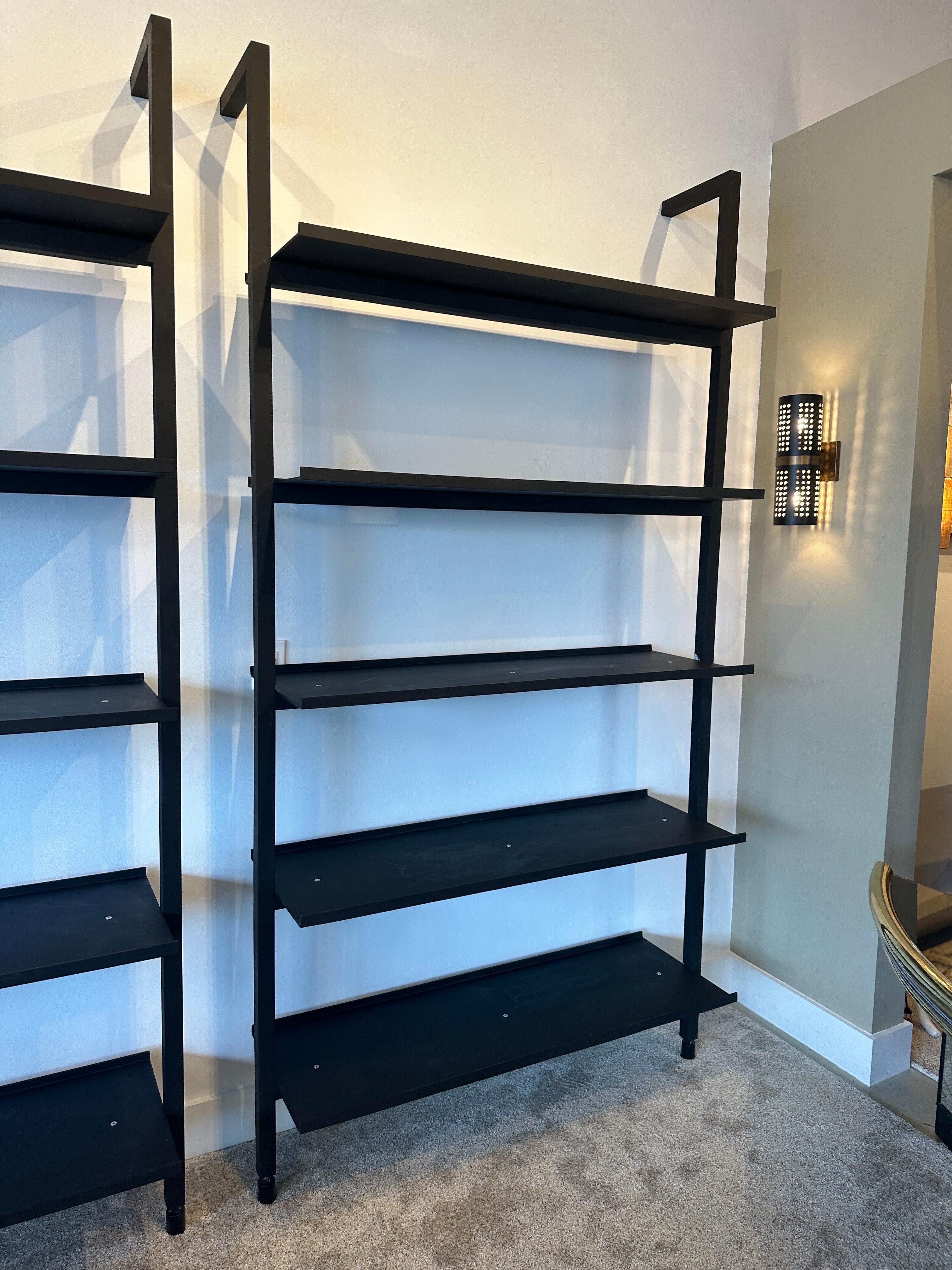 Nous n'avons qu'un seul exemplaire disponible de ces étagères phénoménales qui se fixent au mur et offrent 5 étagères profondes et larges.  Très solide et de style industriel.  NOTE : il y a un support qui va sur le mur et le tube carré se glisse