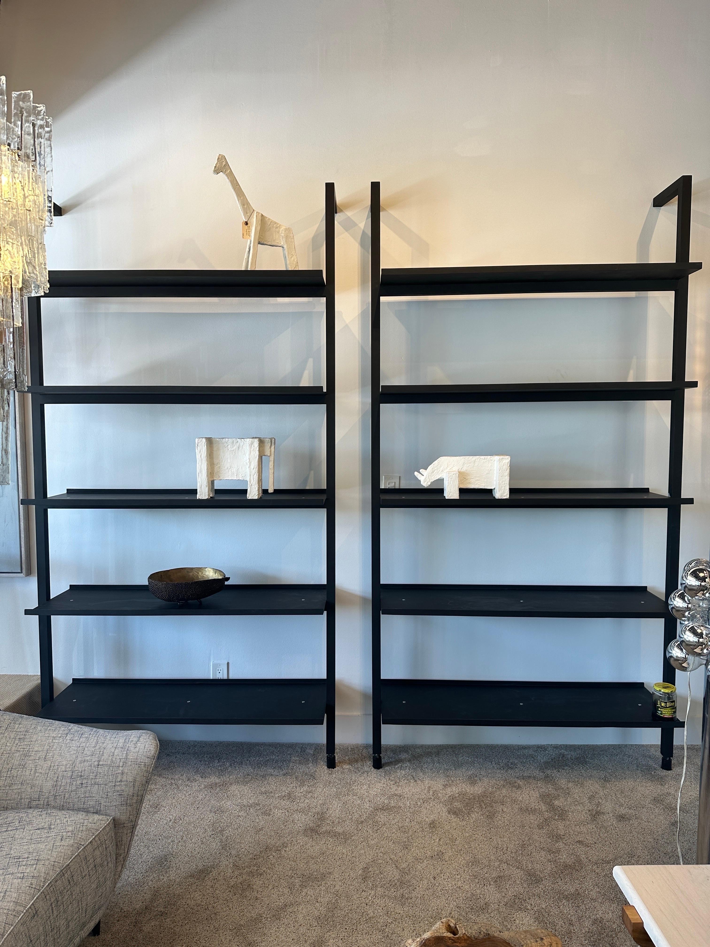 Postmoderne Etagère murale en métal noir surdimensionnée et conçue sur mesure (ONE Avail) en vente